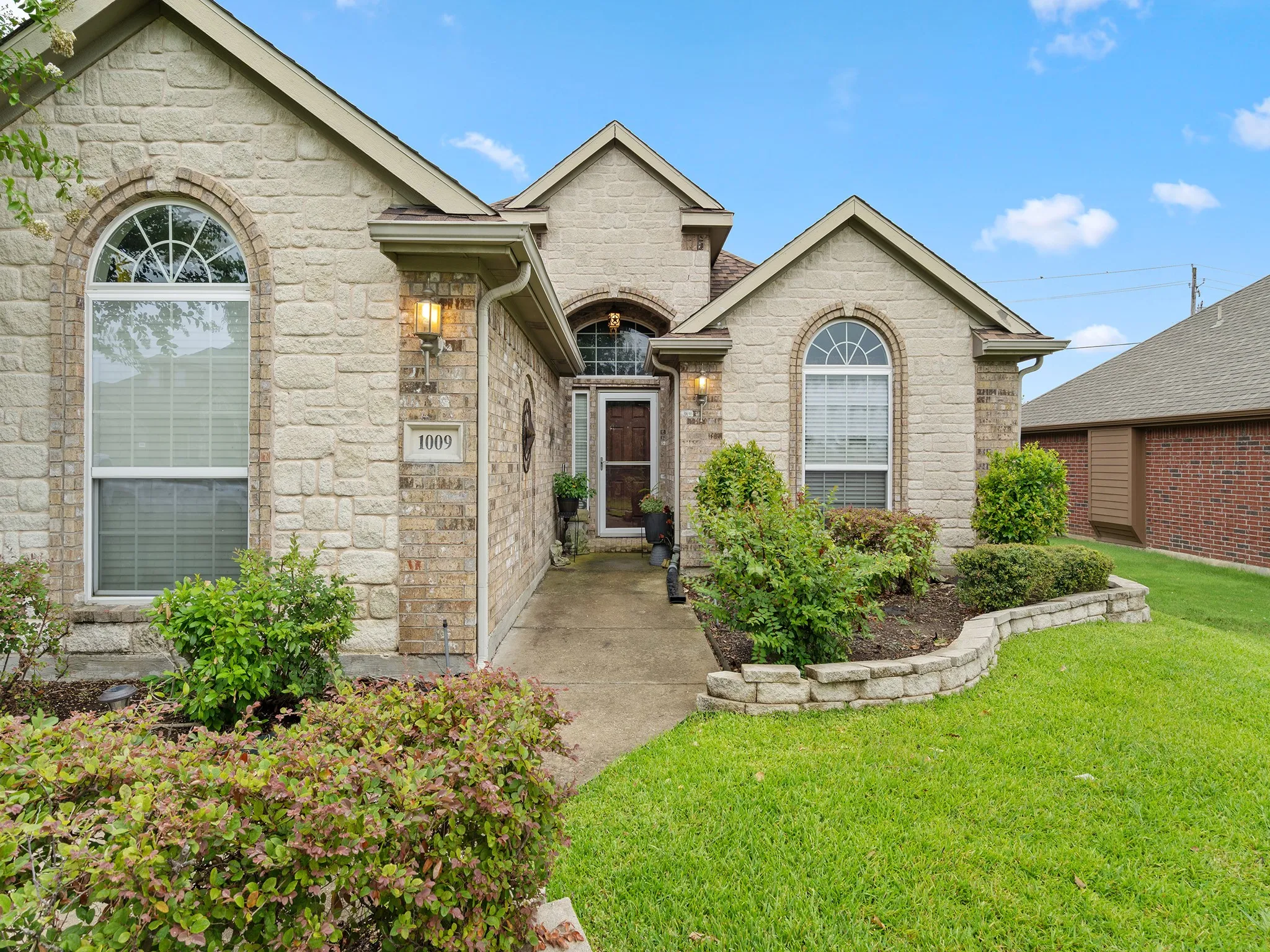 Single Family Residence For Sale in Hunt County , 1009 Ethan Drive, Greenville, Texas 75402, 4 Bedroom, 3 Bathroom, 3 Garage spaces, 2,410 Sqft, built in 2008, mls#21324873, Real Estate Agent in Greenville, Homes For Sale in Hunt county, Homes For Sale in Greenville, Realtor in Greenville Texas, Real Estate Brokerage Independent Realty Texas, Luminita Cordes Realtor