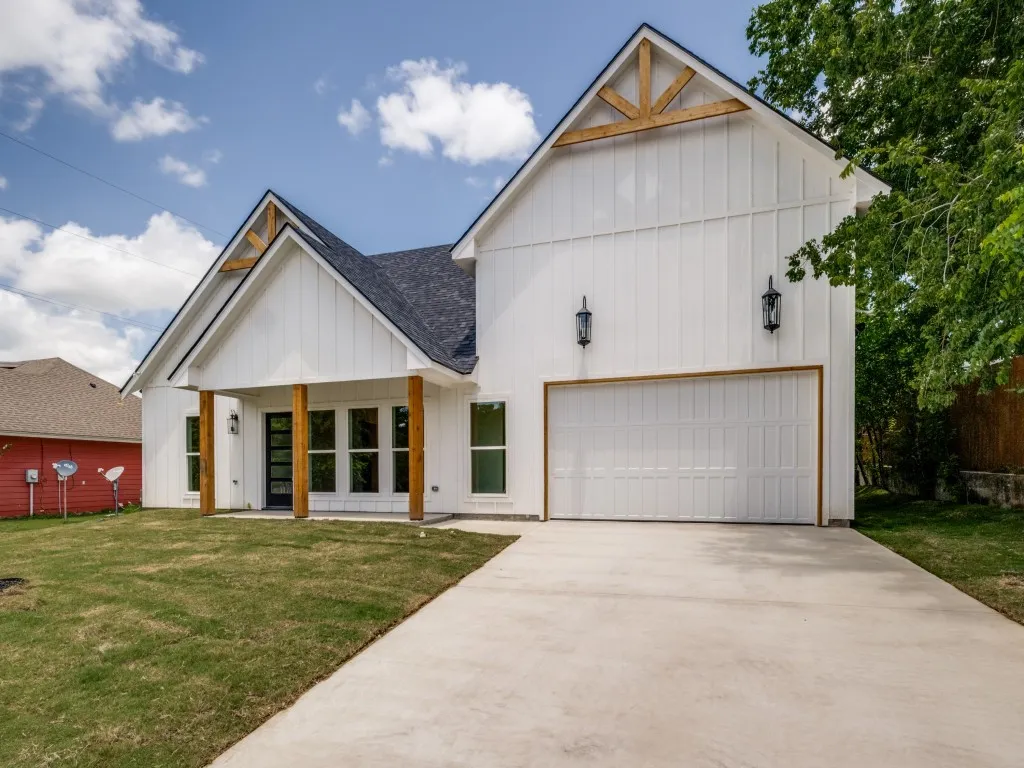 Single Family Residence For Sale in Wise County , 204 W Collins, Decatur, Texas 76234, 3 Bedroom, 2 Bathroom, 2 Garage spaces, 1,760 Sqft, built in 2025, mls#21326271, Real Estate Agent in Decatur, Homes For Sale in Wise county, Homes For Sale in Decatur, Realtor in Decatur Texas, Real Estate Brokerage Independent Realty Texas, Luminita Cordes Realtor