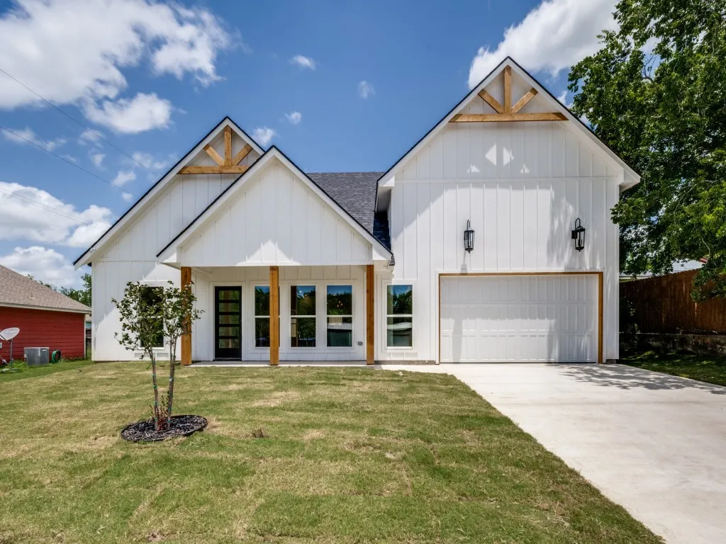 Single Family Residence For Sale in Wise County , 204 W Collins, Decatur, Texas 76234, 3 Bedroom, 2 Bathroom, 2 Garage spaces, 1,760 Sqft, built in 2025, mls#21326271, Real Estate Agent in Decatur, Homes For Sale in Wise county, Homes For Sale in Decatur, Realtor in Decatur Texas, Real Estate Brokerage Independent Realty Texas, Luminita Cordes Realtor