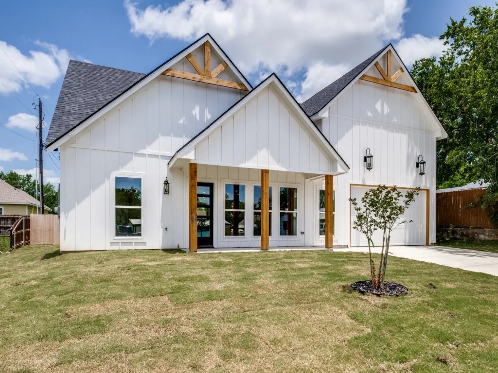 Single Family Residence For Sale in Wise County , 204 W Collins, Decatur, Texas 76234, 3 Bedroom, 2 Bathroom, 2 Garage spaces, 1,760 Sqft, built in 2025, mls#21326271, Real Estate Agent in Decatur, Homes For Sale in Wise county, Homes For Sale in Decatur, Realtor in Decatur Texas, Real Estate Brokerage Independent Realty Texas, Luminita Cordes Realtor