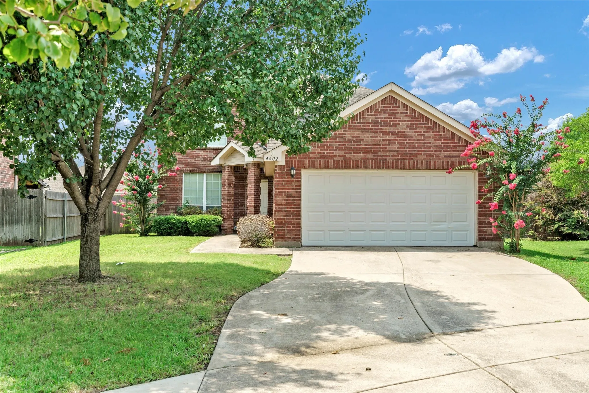 Single Family Residence For Rent in Tarrant County , 4402 Emerald Leaf Drive, Mansfield, Texas 76063, 4 Bedroom, 3 Bathroom, 2 Garage spaces, 2,596 Sqft, built in 2006, mls#21326293, Real Estate Agent in Mansfield, Homes For Rent in Tarrant county, Homes For Rent in Mansfield, Realtor in Mansfield Texas, Real Estate Brokerage Independent Realty Texas, Luminita Cordes Realtor