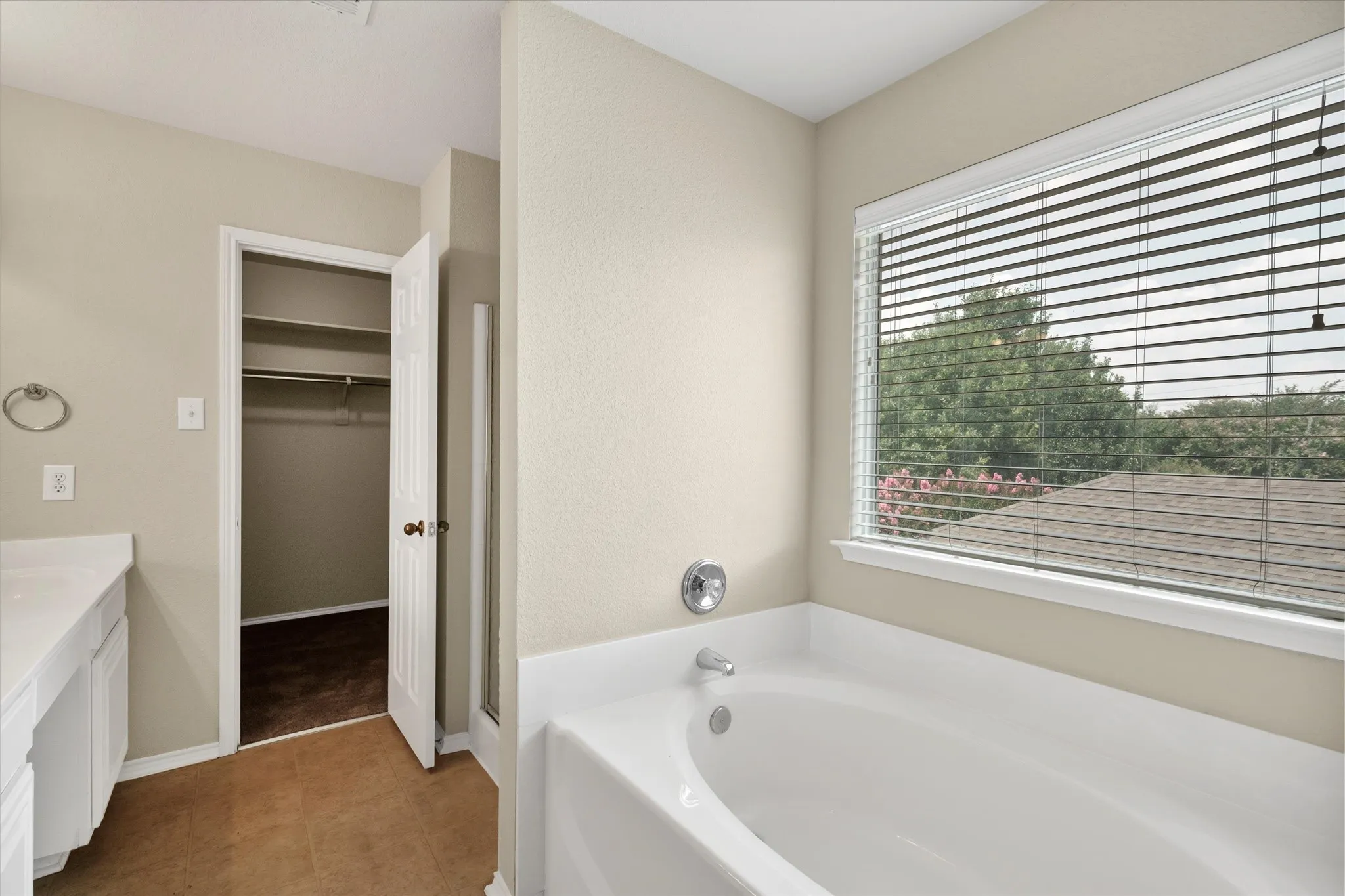 Single Family Residence For Rent in Tarrant County , 4402 Emerald Leaf Drive, Mansfield, Texas 76063, 4 Bedroom, 3 Bathroom, 2 Garage spaces, 2,596 Sqft, built in 2006, mls#21326293, Real Estate Agent in Mansfield, Homes For Rent in Tarrant county, Homes For Rent in Mansfield, Realtor in Mansfield Texas, Real Estate Brokerage Independent Realty Texas, Luminita Cordes Realtor