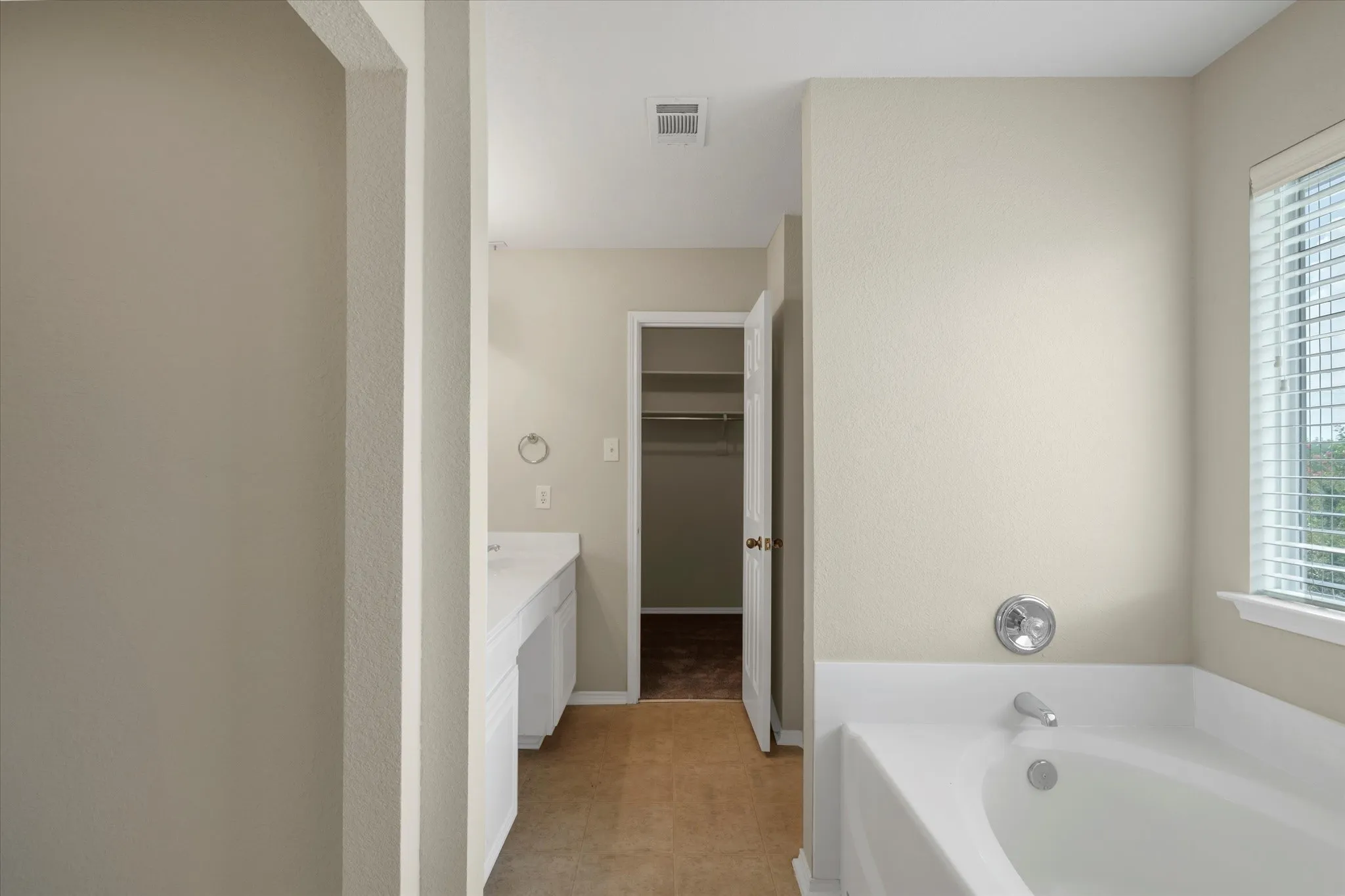 Single Family Residence For Rent in Tarrant County , 4402 Emerald Leaf Drive, Mansfield, Texas 76063, 4 Bedroom, 3 Bathroom, 2 Garage spaces, 2,596 Sqft, built in 2006, mls#21326293, Real Estate Agent in Mansfield, Homes For Rent in Tarrant county, Homes For Rent in Mansfield, Realtor in Mansfield Texas, Real Estate Brokerage Independent Realty Texas, Luminita Cordes Realtor