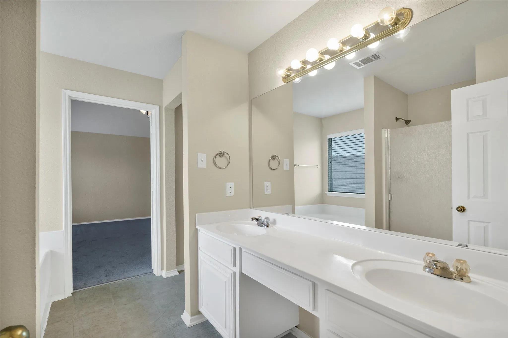 Single Family Residence For Rent in Tarrant County , 4402 Emerald Leaf Drive, Mansfield, Texas 76063, 4 Bedroom, 3 Bathroom, 2 Garage spaces, 2,596 Sqft, built in 2006, mls#21326293, Real Estate Agent in Mansfield, Homes For Rent in Tarrant county, Homes For Rent in Mansfield, Realtor in Mansfield Texas, Real Estate Brokerage Independent Realty Texas, Luminita Cordes Realtor