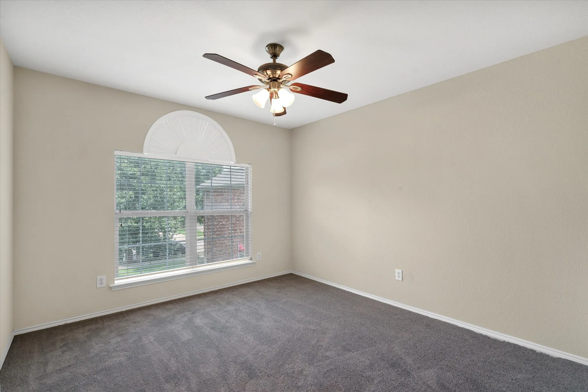 Single Family Residence For Rent in Tarrant County , 4402 Emerald Leaf Drive, Mansfield, Texas 76063, 4 Bedroom, 3 Bathroom, 2 Garage spaces, 2,596 Sqft, built in 2006, mls#21326293, Real Estate Agent in Mansfield, Homes For Rent in Tarrant county, Homes For Rent in Mansfield, Realtor in Mansfield Texas, Real Estate Brokerage Independent Realty Texas, Luminita Cordes Realtor