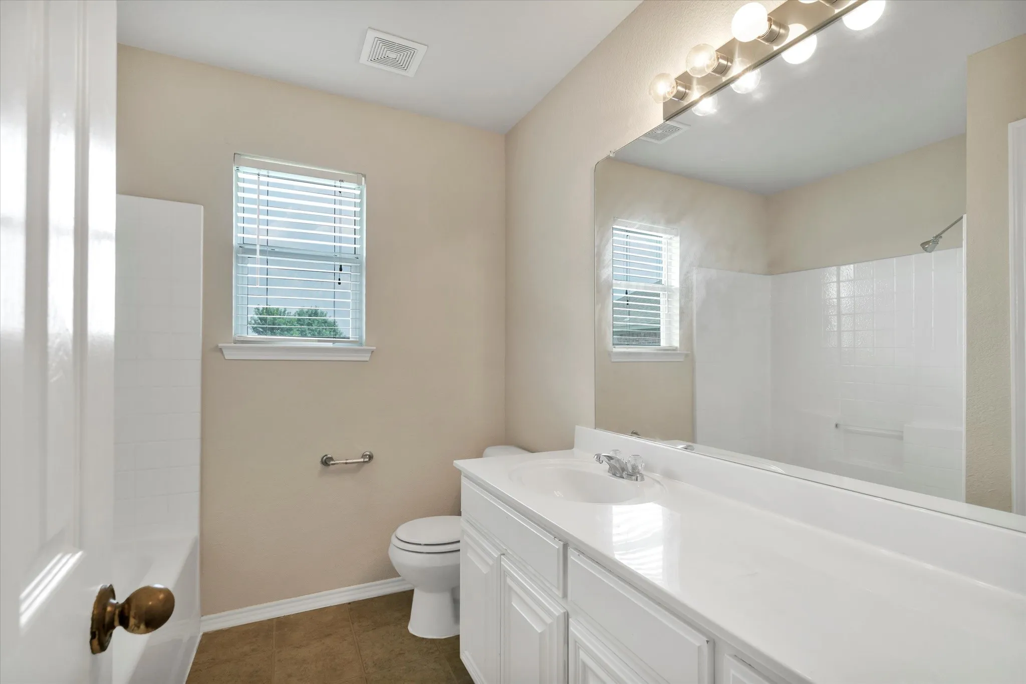 Single Family Residence For Rent in Tarrant County , 4402 Emerald Leaf Drive, Mansfield, Texas 76063, 4 Bedroom, 3 Bathroom, 2 Garage spaces, 2,596 Sqft, built in 2006, mls#21326293, Real Estate Agent in Mansfield, Homes For Rent in Tarrant county, Homes For Rent in Mansfield, Realtor in Mansfield Texas, Real Estate Brokerage Independent Realty Texas, Luminita Cordes Realtor