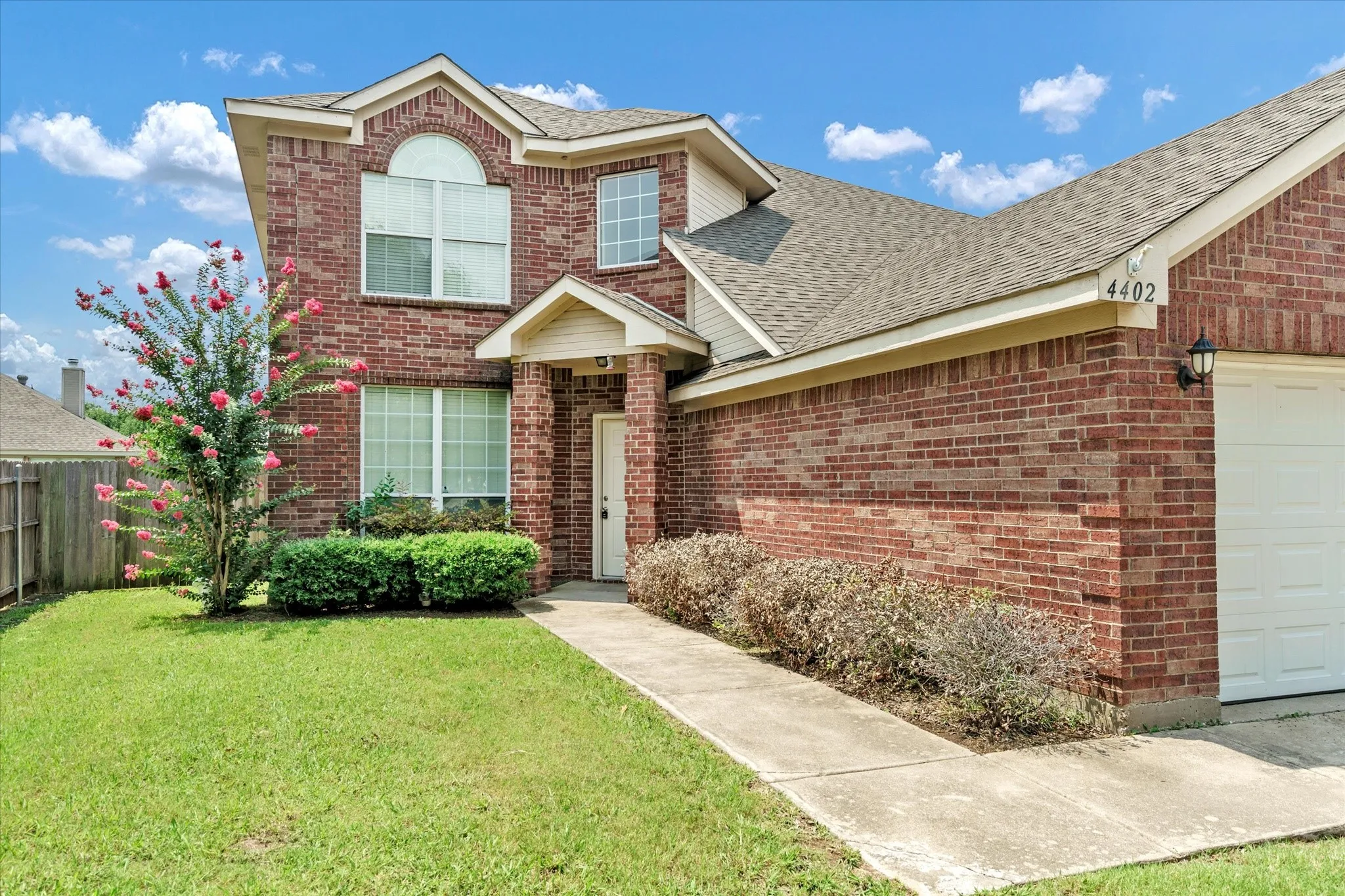Single Family Residence For Rent in Tarrant County , 4402 Emerald Leaf Drive, Mansfield, Texas 76063, 4 Bedroom, 3 Bathroom, 2 Garage spaces, 2,596 Sqft, built in 2006, mls#21326293, Real Estate Agent in Mansfield, Homes For Rent in Tarrant county, Homes For Rent in Mansfield, Realtor in Mansfield Texas, Real Estate Brokerage Independent Realty Texas, Luminita Cordes Realtor