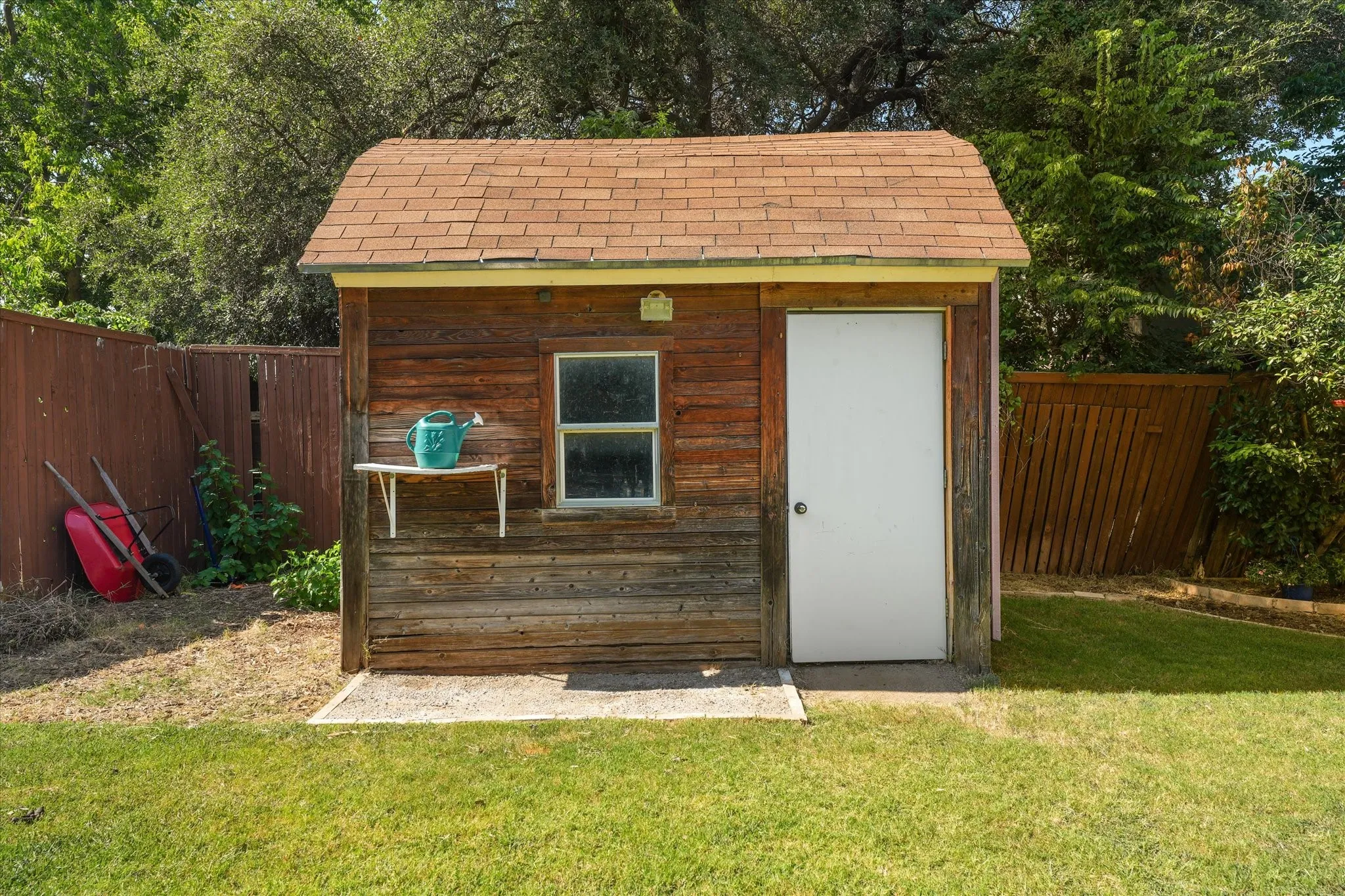 Storage building with electricity
