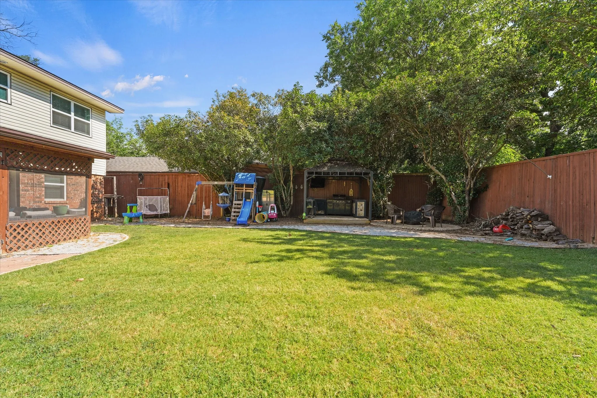Single Family Residence For Sale in Denton County , 5431 Kings Manor Drive, Lake Dallas, Texas 75065, 4 Bedroom, 2 Bathroom, 2 Garage spaces, 1,305 Sqft, built in 1976, mls#21323037, Real Estate Agent in Lake Dallas, Homes For Sale in Denton county, Homes For Sale in Lake Dallas, Realtor in Lake Dallas Texas, Real Estate Brokerage Independent Realty Texas, Luminita Cordes Realtor