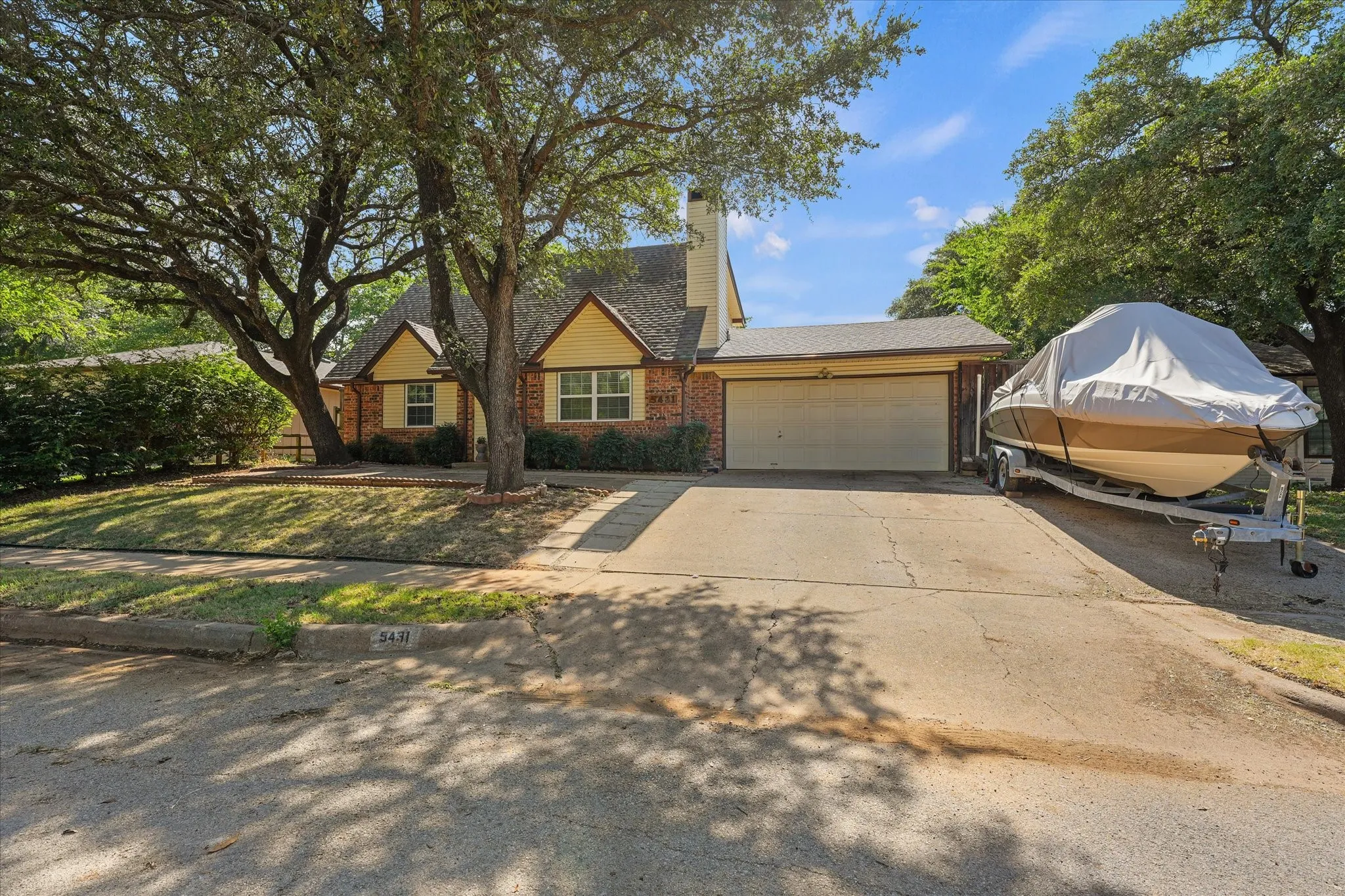 Oversized driveway with plenty of space to park a boat