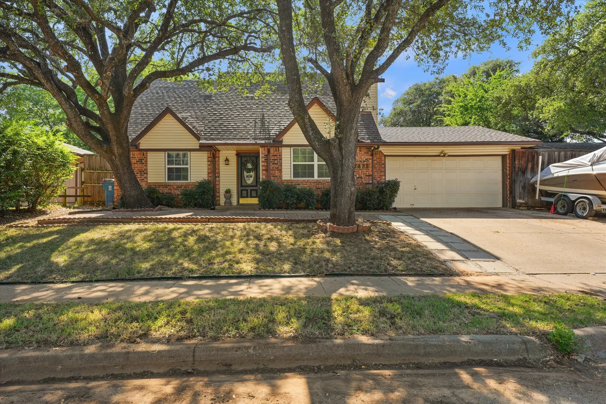 Single Family Residence For Sale in Denton County , 5431 Kings Manor Drive, Lake Dallas, Texas 75065, 4 Bedroom, 2 Bathroom, 2 Garage spaces, 1,305 Sqft, built in 1976, mls#21323037, Real Estate Agent in Lake Dallas, Homes For Sale in Denton county, Homes For Sale in Lake Dallas, Realtor in Lake Dallas Texas, Real Estate Brokerage Independent Realty Texas, Luminita Cordes Realtor