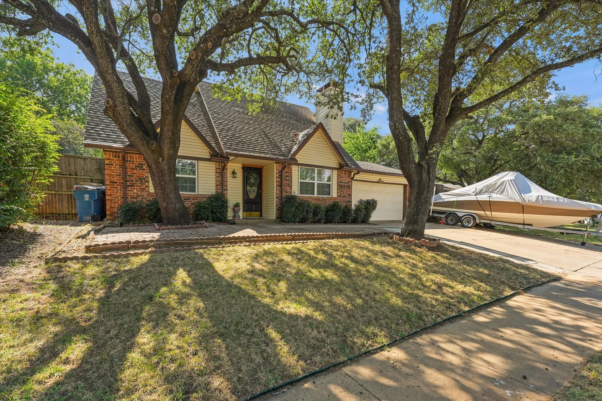Single Family Residence For Sale in Denton County , 5431 Kings Manor Drive, Lake Dallas, Texas 75065, 4 Bedroom, 2 Bathroom, 2 Garage spaces, 1,305 Sqft, built in 1976, mls#21323037, Real Estate Agent in Lake Dallas, Homes For Sale in Denton county, Homes For Sale in Lake Dallas, Realtor in Lake Dallas Texas, Real Estate Brokerage Independent Realty Texas, Luminita Cordes Realtor