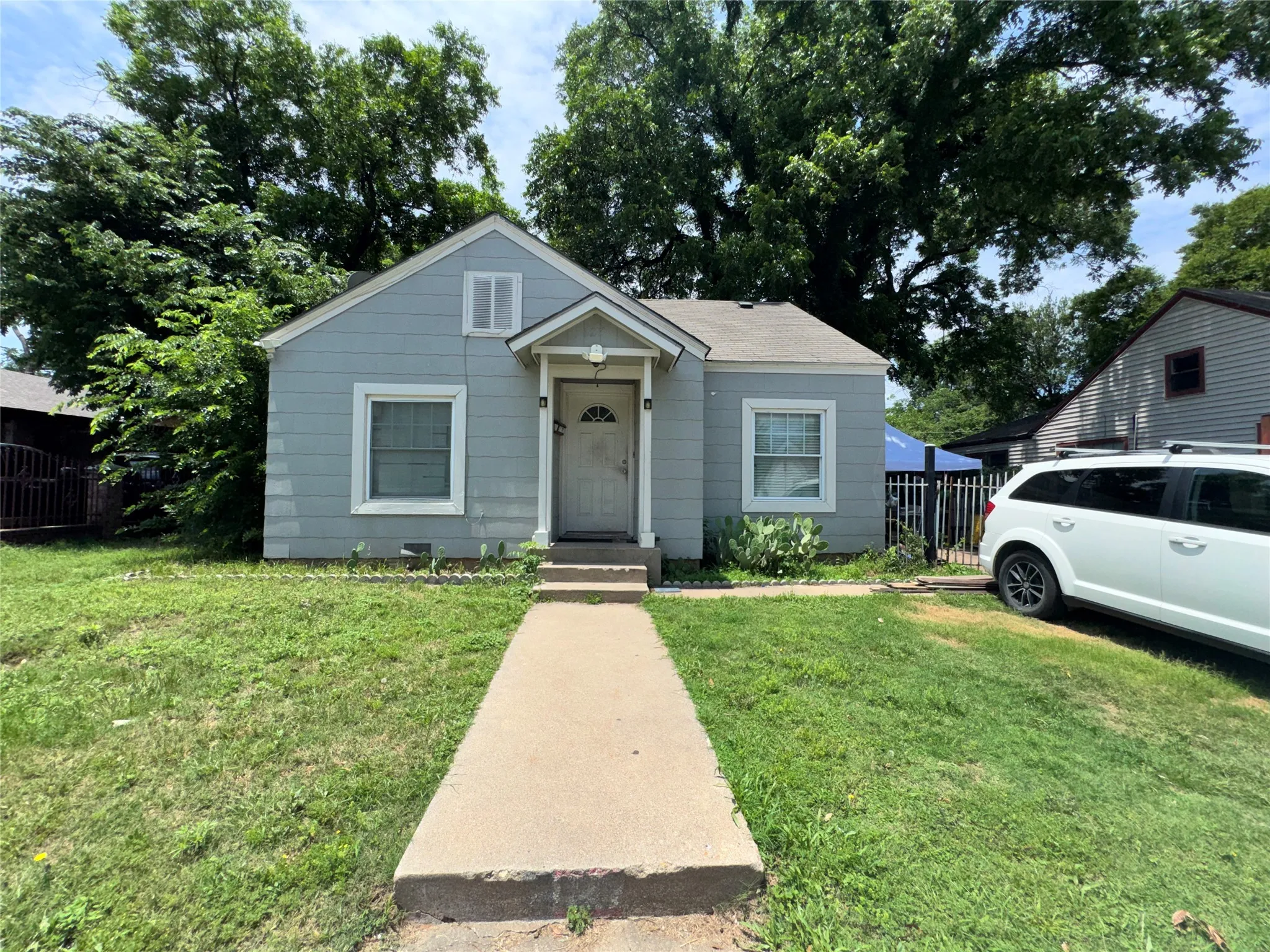 Single Family Residence For Sale in Tarrant County , 127 Blevins Street, Fort Worth, Texas 76111, 2 Bedrooms, 1 Bathroom, Garage spaces, 842 Sqft, built in 1939, Price $235,000, mls#21326304, Real Estate Agent in Fort Worth, Homes For Sale in Tarrant county, Homes For Sale in Fort Worth, Realtor in Fort Worth Texas, Real Estate Brokerage Independent Realty Texas, Luminita Cordes Realtor