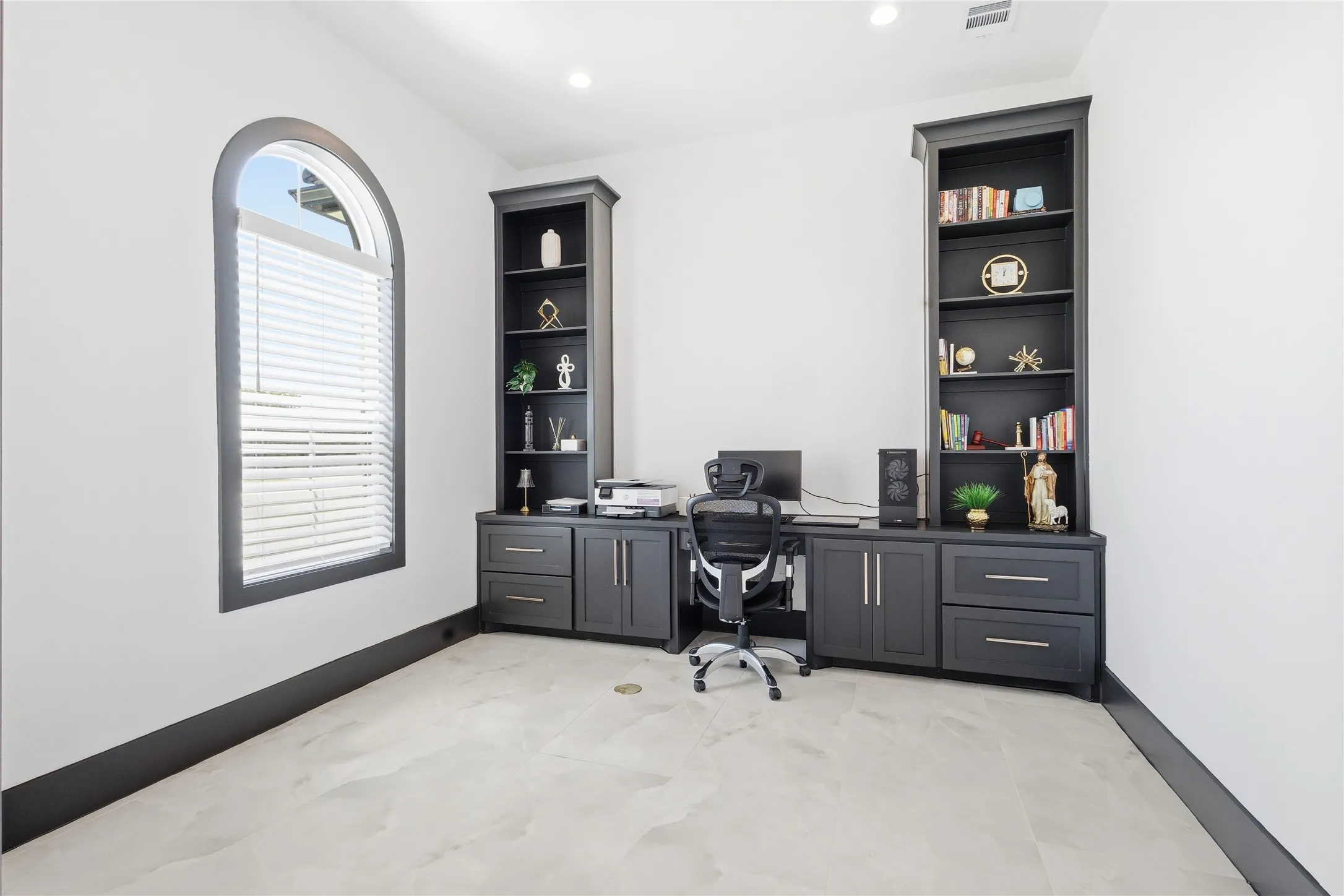 Single Family Residence For Sale in Denton County , 7381 Mesquite Ridge, Sanger, Texas 76266, 6 Bedroom, 5 Bathroom, Garage spaces, 4,404 Sqft, built in 2024, mls#21325646, Real Estate Agent in Sanger, Homes For Sale in Denton county, Homes For Sale in Sanger, Realtor in Sanger Texas, Real Estate Brokerage Independent Realty Texas, Luminita Cordes Realtor