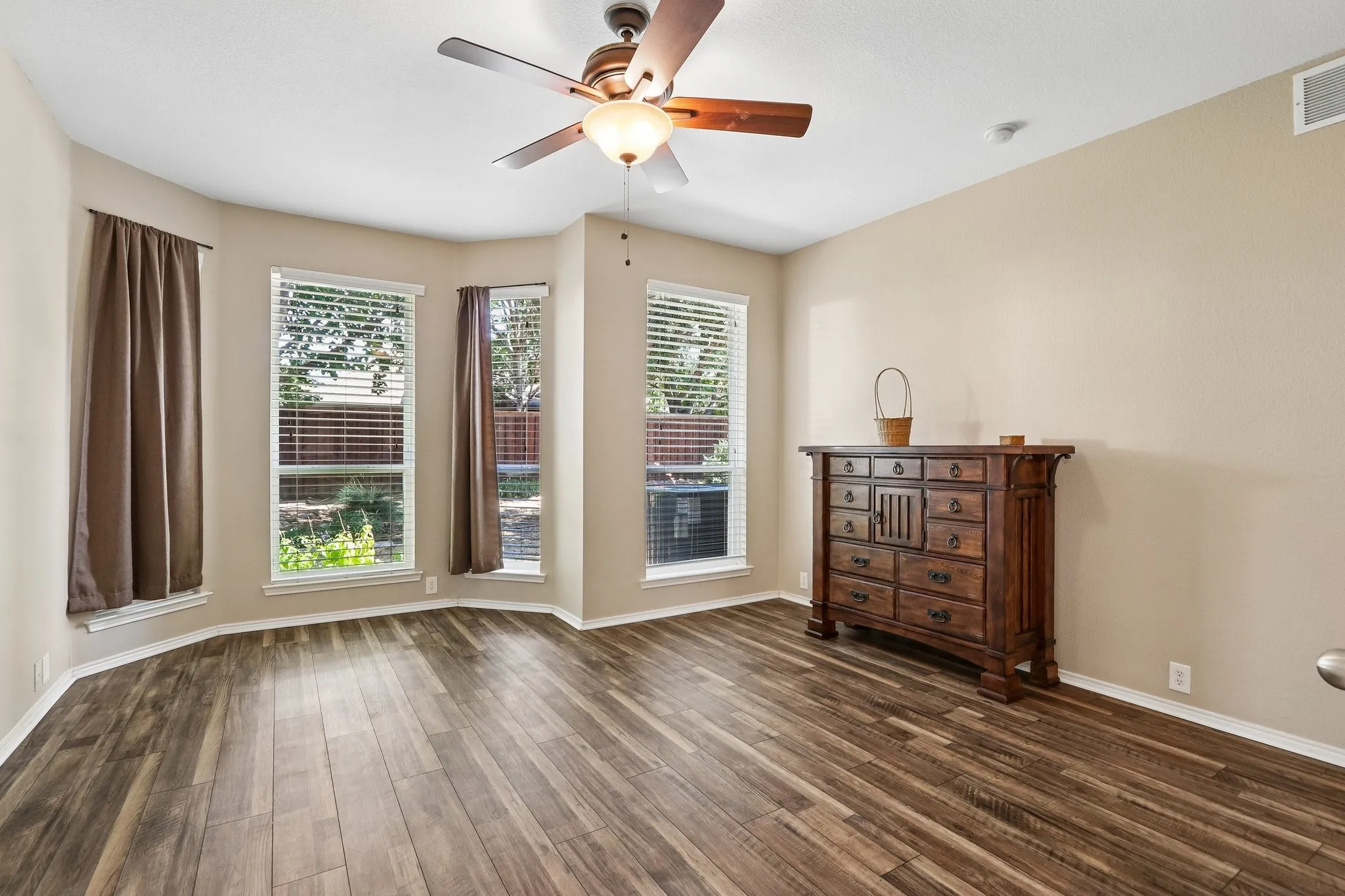 Single Family Residence For Sale in Collin County , 8204 Olympia Drive, Mc Kinney, Texas 75072, 4 Bedroom, 3 Bathroom, 2 Garage spaces, 2,572 Sqft, built in 2005, mls#21312641, Real Estate Agent in Mc Kinney, Homes For Sale in Collin county, Homes For Sale in Mc Kinney, Realtor in Mc Kinney Texas, Real Estate Brokerage Independent Realty Texas, Luminita Cordes Realtor