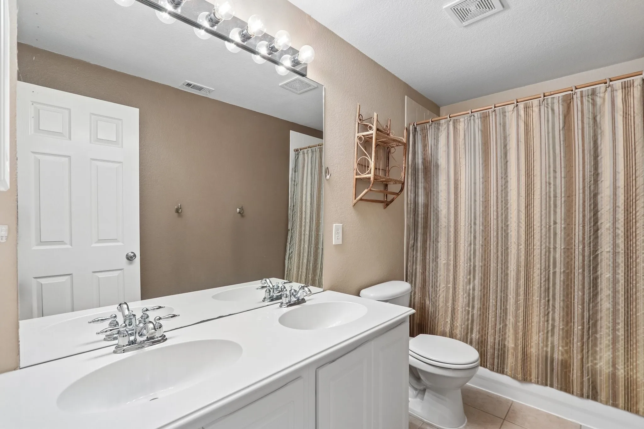 Single Family Residence For Sale in Collin County , 8204 Olympia Drive, Mc Kinney, Texas 75072, 4 Bedroom, 3 Bathroom, 2 Garage spaces, 2,572 Sqft, built in 2005, mls#21312641, Real Estate Agent in Mc Kinney, Homes For Sale in Collin county, Homes For Sale in Mc Kinney, Realtor in Mc Kinney Texas, Real Estate Brokerage Independent Realty Texas, Luminita Cordes Realtor