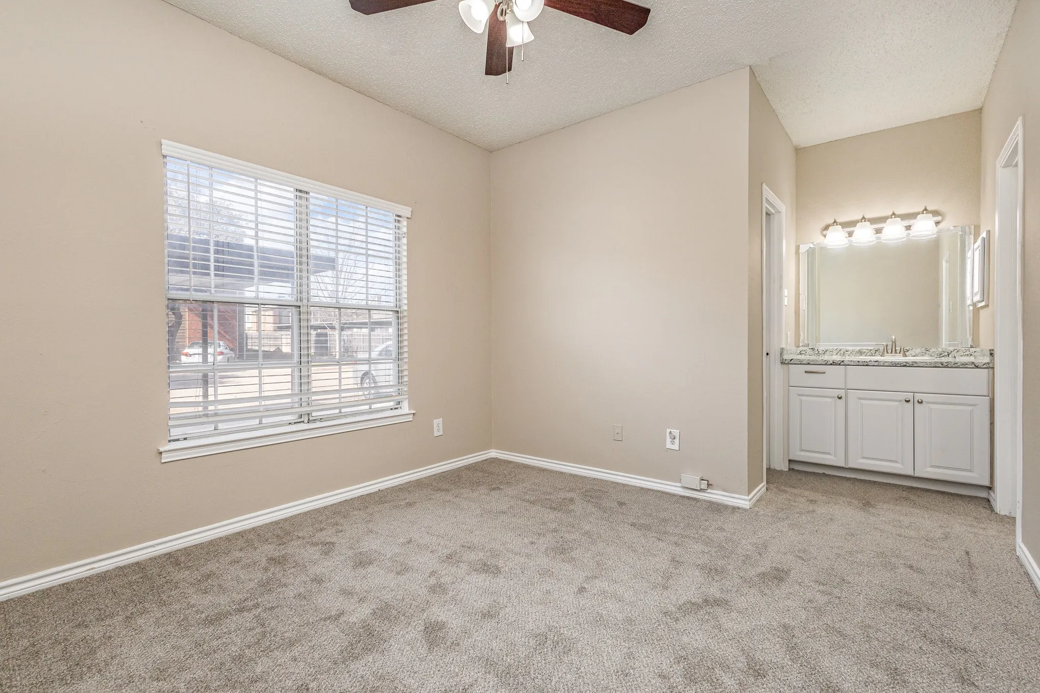 Condominium For Sale in Dallas County , 3615 W Northgate Drive 123, Irving, Texas 75062, 2 Bedroom, 1 Bathroom, Garage spaces, 826 Sqft, built in 1982, mls#21326345, Real Estate Agent in Irving, Homes For Sale in Dallas county, Homes For Sale in Irving, Realtor in Irving Texas, Real Estate Brokerage Independent Realty Texas, Luminita Cordes Realtor