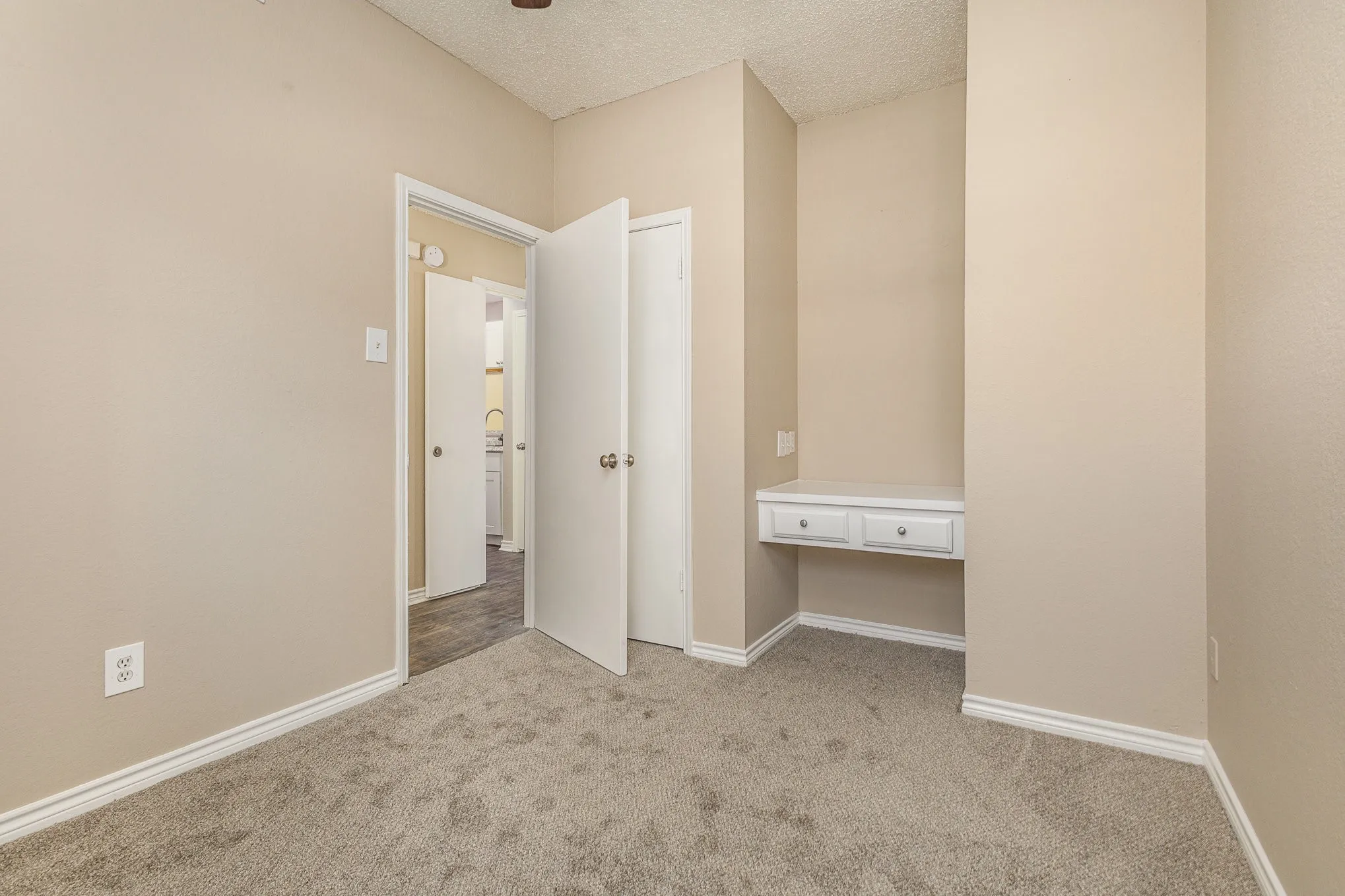 Condominium For Sale in Dallas County , 3615 W Northgate Drive 123, Irving, Texas 75062, 2 Bedroom, 1 Bathroom, Garage spaces, 826 Sqft, built in 1982, mls#21326345, Real Estate Agent in Irving, Homes For Sale in Dallas county, Homes For Sale in Irving, Realtor in Irving Texas, Real Estate Brokerage Independent Realty Texas, Luminita Cordes Realtor