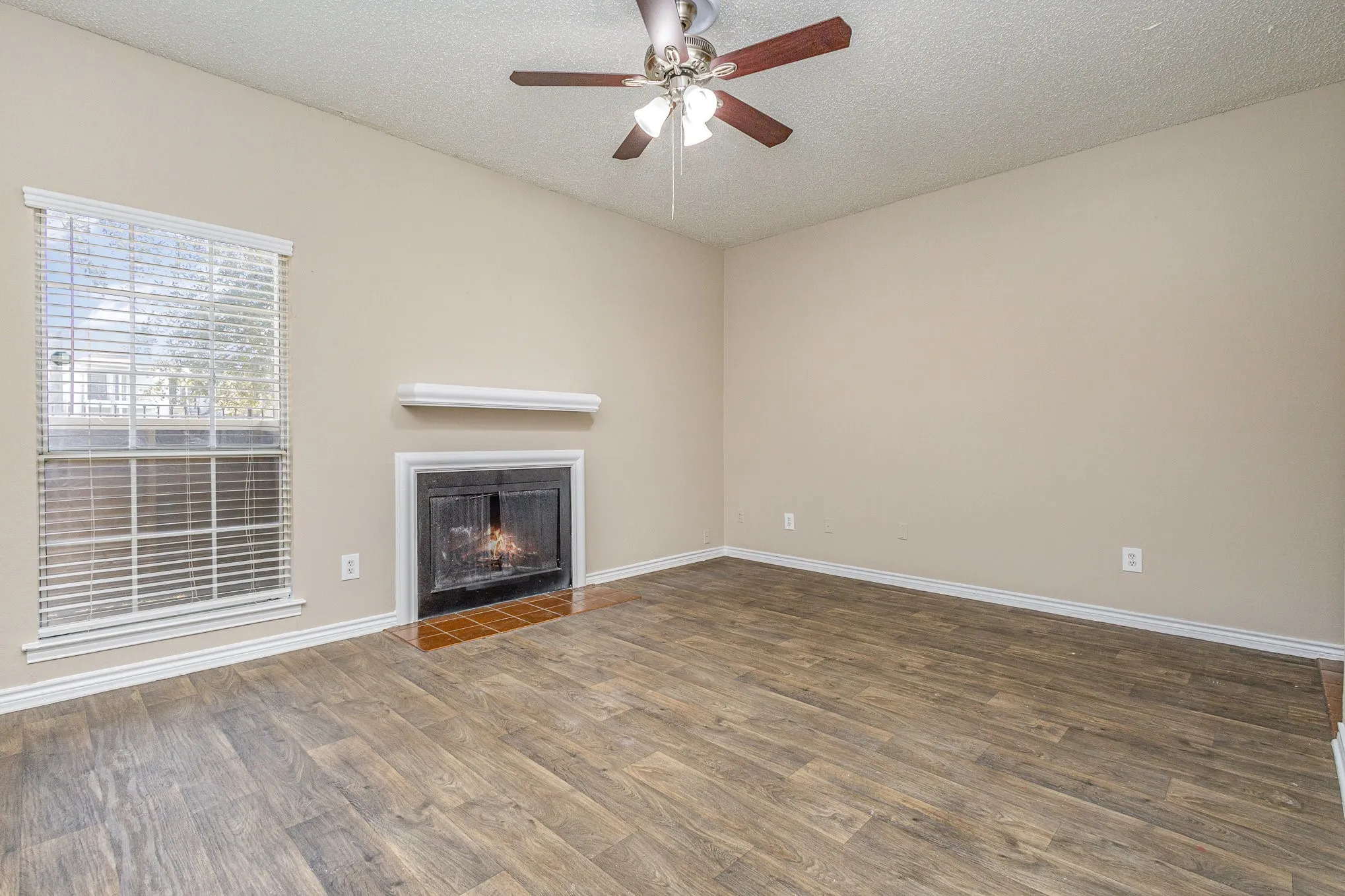 Condominium For Sale in Dallas County , 3615 W Northgate Drive 123, Irving, Texas 75062, 2 Bedroom, 1 Bathroom, Garage spaces, 826 Sqft, built in 1982, mls#21326345, Real Estate Agent in Irving, Homes For Sale in Dallas county, Homes For Sale in Irving, Realtor in Irving Texas, Real Estate Brokerage Independent Realty Texas, Luminita Cordes Realtor