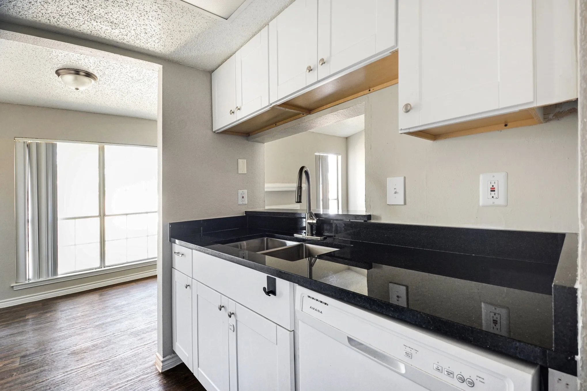 Condominium For Sale in Dallas County , 3615 W Northgate Drive 123, Irving, Texas 75062, 2 Bedroom, 1 Bathroom, Garage spaces, 826 Sqft, built in 1982, mls#21326345, Real Estate Agent in Irving, Homes For Sale in Dallas county, Homes For Sale in Irving, Realtor in Irving Texas, Real Estate Brokerage Independent Realty Texas, Luminita Cordes Realtor