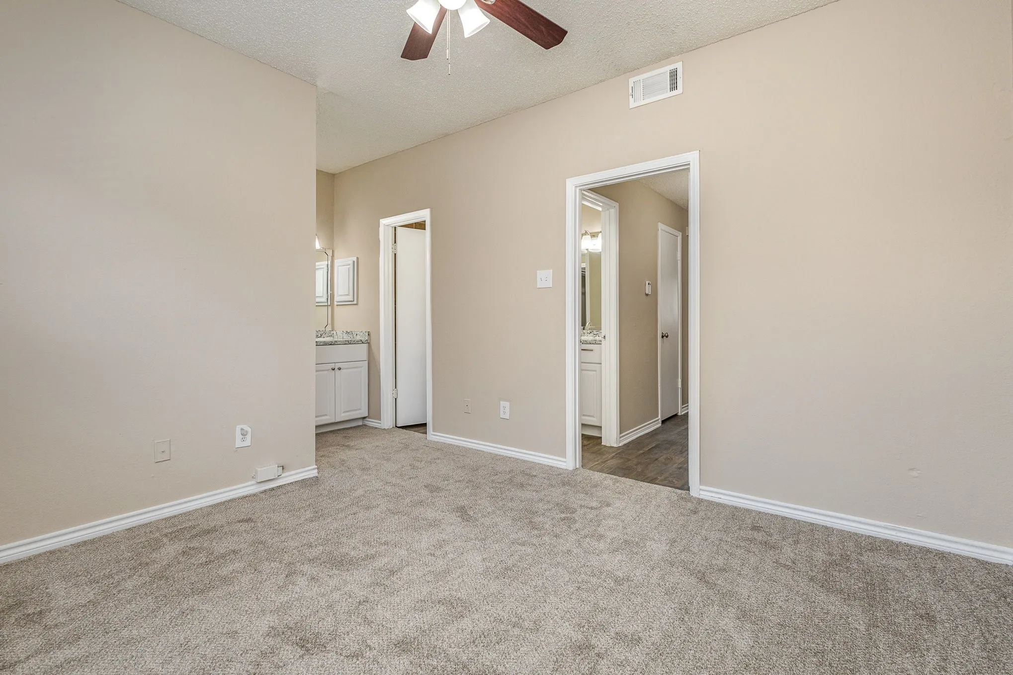 Condominium For Sale in Dallas County , 3615 W Northgate Drive 123, Irving, Texas 75062, 2 Bedroom, 1 Bathroom, Garage spaces, 826 Sqft, built in 1982, mls#21326345, Real Estate Agent in Irving, Homes For Sale in Dallas county, Homes For Sale in Irving, Realtor in Irving Texas, Real Estate Brokerage Independent Realty Texas, Luminita Cordes Realtor