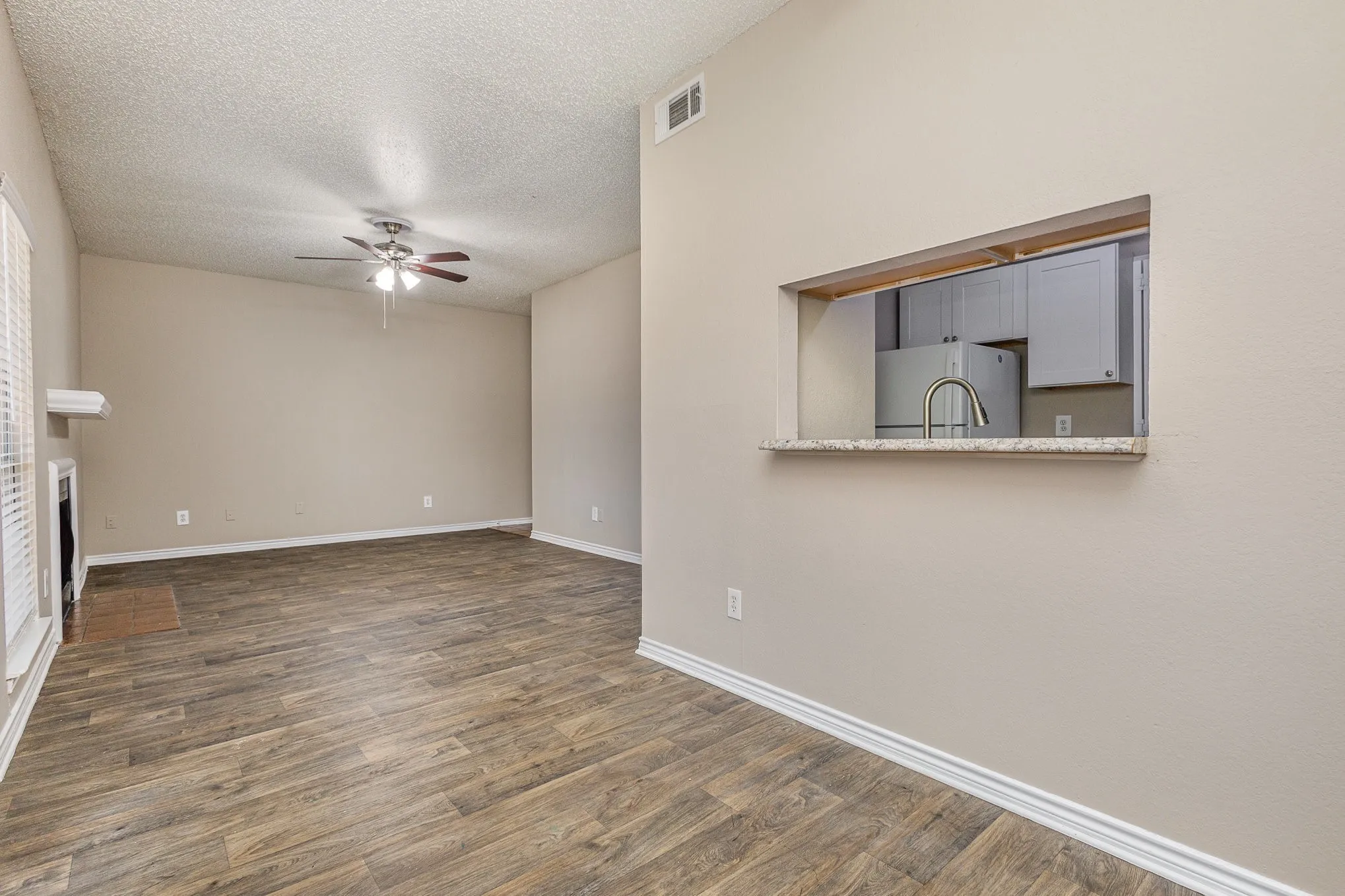 Condominium For Sale in Dallas County , 3615 W Northgate Drive 123, Irving, Texas 75062, 2 Bedroom, 1 Bathroom, Garage spaces, 826 Sqft, built in 1982, mls#21326345, Real Estate Agent in Irving, Homes For Sale in Dallas county, Homes For Sale in Irving, Realtor in Irving Texas, Real Estate Brokerage Independent Realty Texas, Luminita Cordes Realtor