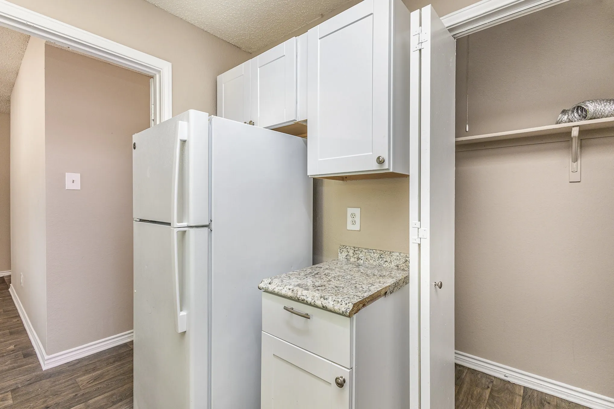 Condominium For Sale in Dallas County , 3615 W Northgate Drive 123, Irving, Texas 75062, 2 Bedroom, 1 Bathroom, Garage spaces, 826 Sqft, built in 1982, mls#21326345, Real Estate Agent in Irving, Homes For Sale in Dallas county, Homes For Sale in Irving, Realtor in Irving Texas, Real Estate Brokerage Independent Realty Texas, Luminita Cordes Realtor