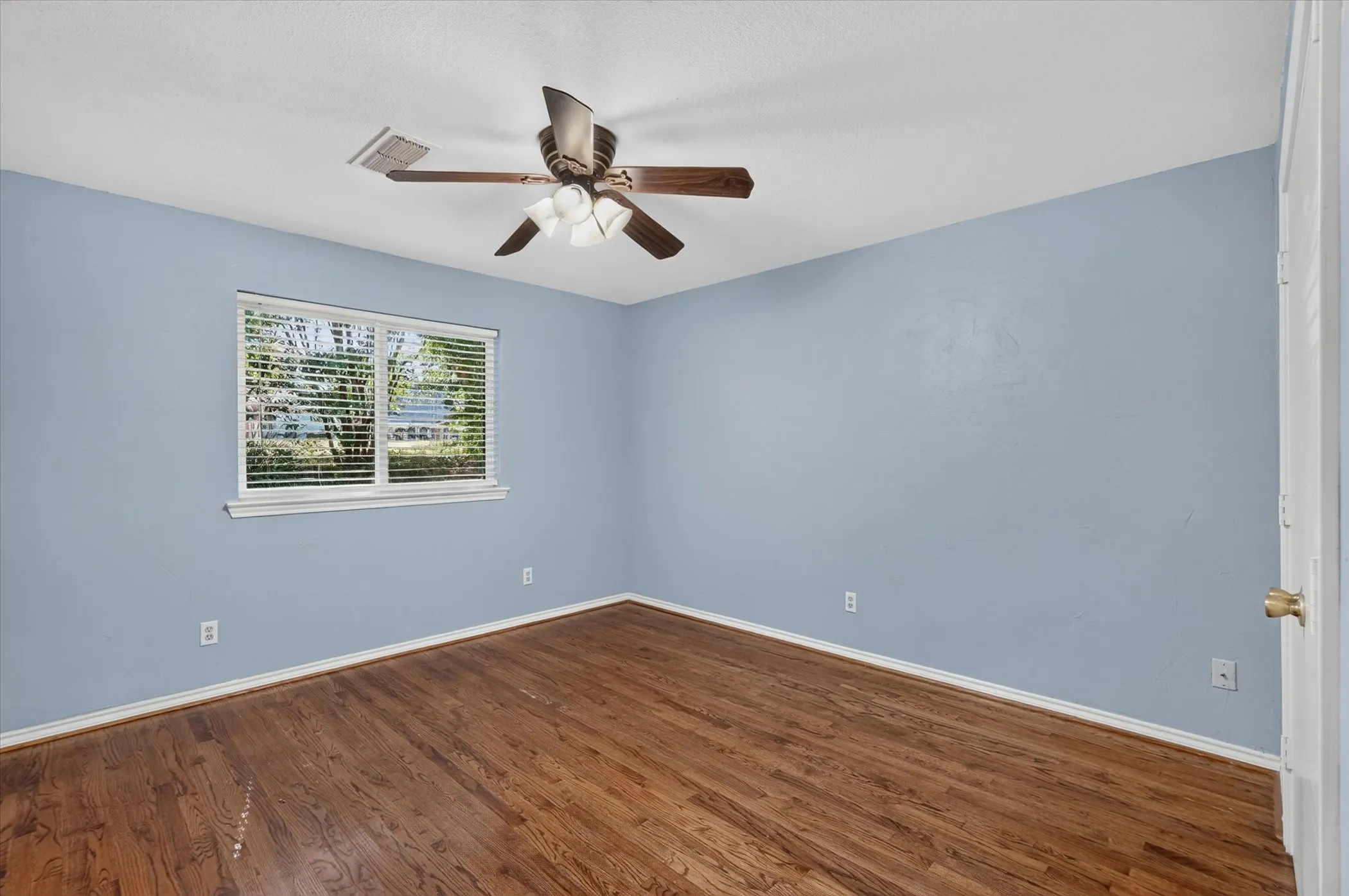 Single Family Residence For Sale in Collin County , 220 Priscilla Circle, New Hope, Texas 75071, 4 Bedroom, 3 Bathroom, 3 Garage spaces, 2,748 Sqft, built in 1985, mls#21323151, Real Estate Agent in New Hope, Homes For Sale in Collin county, Homes For Sale in New Hope, Realtor in New Hope Texas, Real Estate Brokerage Independent Realty Texas, Luminita Cordes Realtor