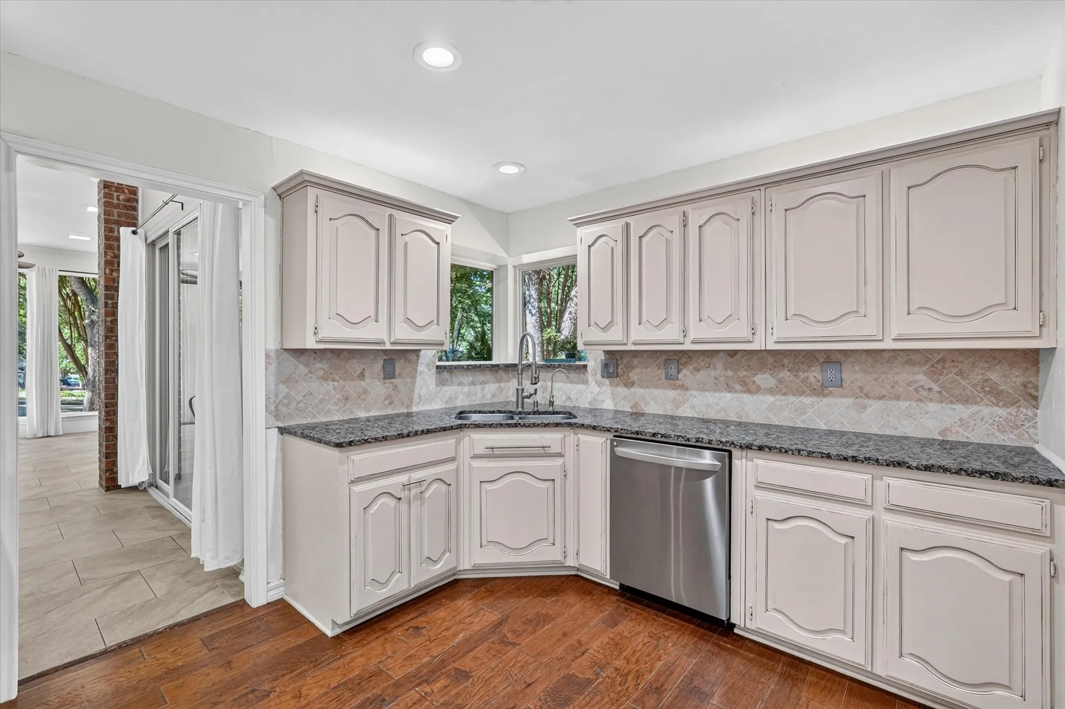 Single Family Residence For Sale in Collin County , 220 Priscilla Circle, New Hope, Texas 75071, 4 Bedroom, 3 Bathroom, 3 Garage spaces, 2,748 Sqft, built in 1985, mls#21323151, Real Estate Agent in New Hope, Homes For Sale in Collin county, Homes For Sale in New Hope, Realtor in New Hope Texas, Real Estate Brokerage Independent Realty Texas, Luminita Cordes Realtor