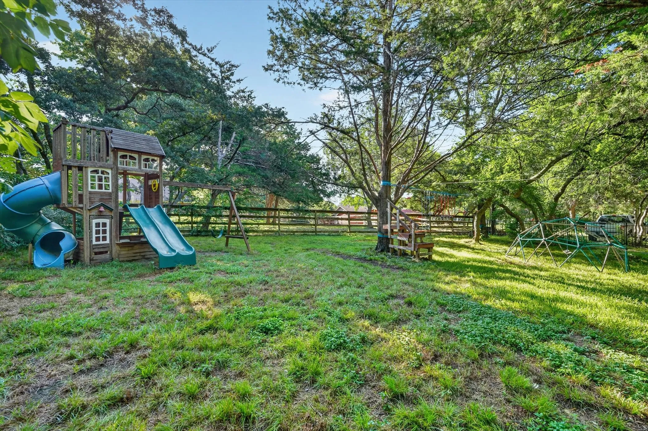 Single Family Residence For Sale in Collin County , 220 Priscilla Circle, New Hope, Texas 75071, 4 Bedroom, 3 Bathroom, 3 Garage spaces, 2,748 Sqft, built in 1985, mls#21323151, Real Estate Agent in New Hope, Homes For Sale in Collin county, Homes For Sale in New Hope, Realtor in New Hope Texas, Real Estate Brokerage Independent Realty Texas, Luminita Cordes Realtor