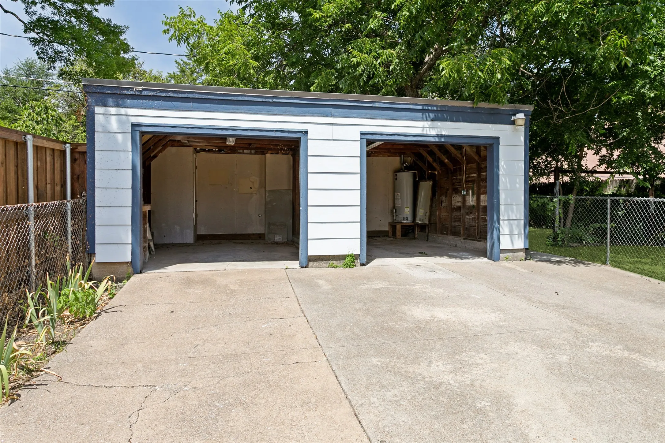 Single Family Residence For Sale in Tarrant County , 1716 Thomas Place, Fort Worth, Texas 76107, 2 Bedroom, 1 Bathroom, 2 Garage spaces, 1,620 Sqft, built in 1924, mls#21326300, Real Estate Agent in Fort Worth, Homes For Sale in Tarrant county, Homes For Sale in Fort Worth, Realtor in Fort Worth Texas, Real Estate Brokerage Independent Realty Texas, Luminita Cordes Realtor