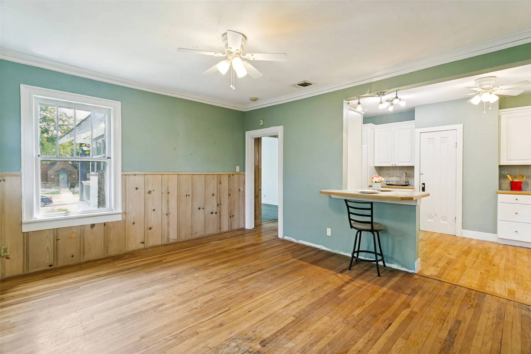 Single Family Residence For Sale in Tarrant County , 1716 Thomas Place, Fort Worth, Texas 76107, 2 Bedroom, 1 Bathroom, 2 Garage spaces, 1,620 Sqft, built in 1924, mls#21326300, Real Estate Agent in Fort Worth, Homes For Sale in Tarrant county, Homes For Sale in Fort Worth, Realtor in Fort Worth Texas, Real Estate Brokerage Independent Realty Texas, Luminita Cordes Realtor