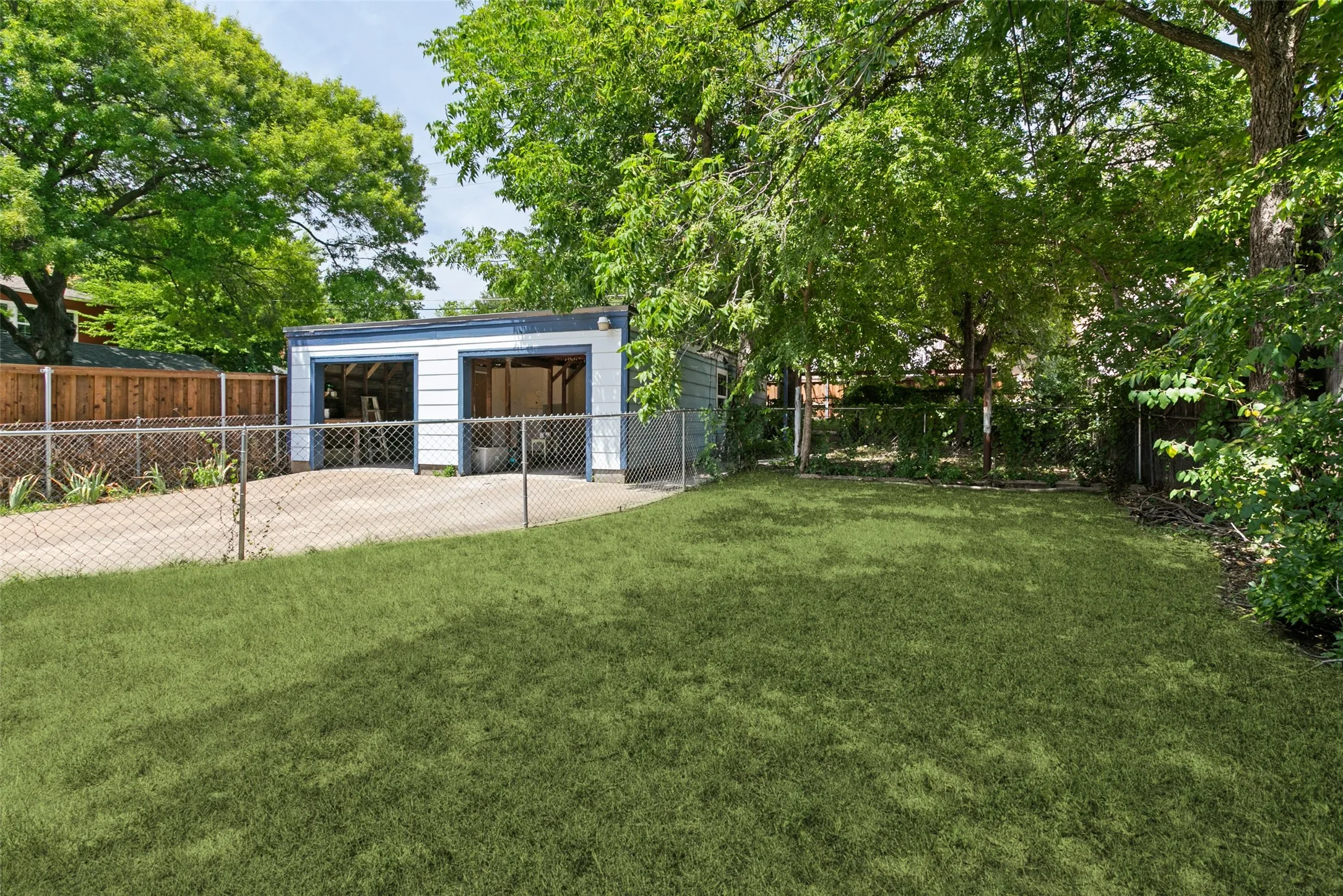 Detached Garage with Apartment in the back