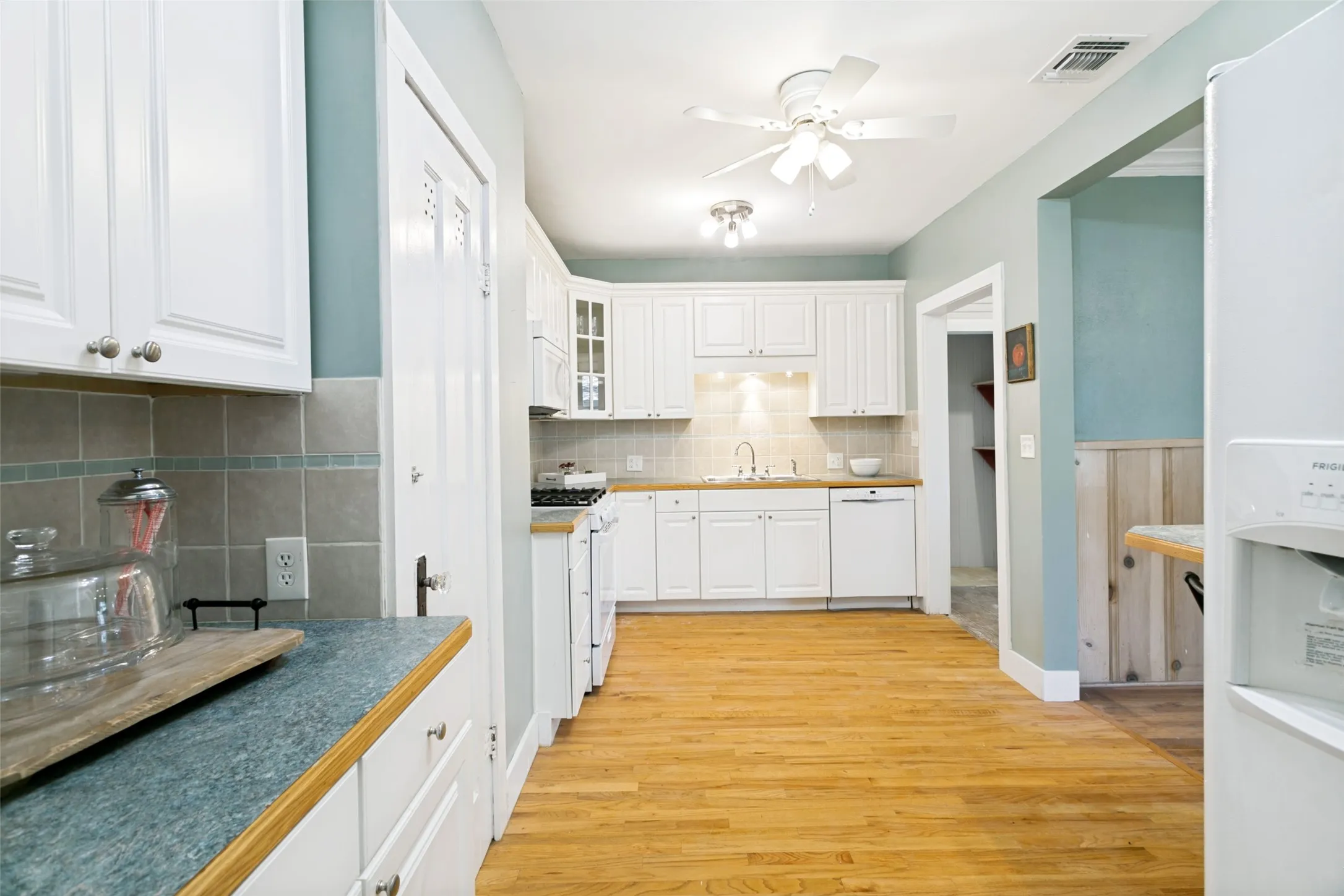 Single Family Residence For Sale in Tarrant County , 1716 Thomas Place, Fort Worth, Texas 76107, 2 Bedroom, 1 Bathroom, 2 Garage spaces, 1,620 Sqft, built in 1924, mls#21326300, Real Estate Agent in Fort Worth, Homes For Sale in Tarrant county, Homes For Sale in Fort Worth, Realtor in Fort Worth Texas, Real Estate Brokerage Independent Realty Texas, Luminita Cordes Realtor