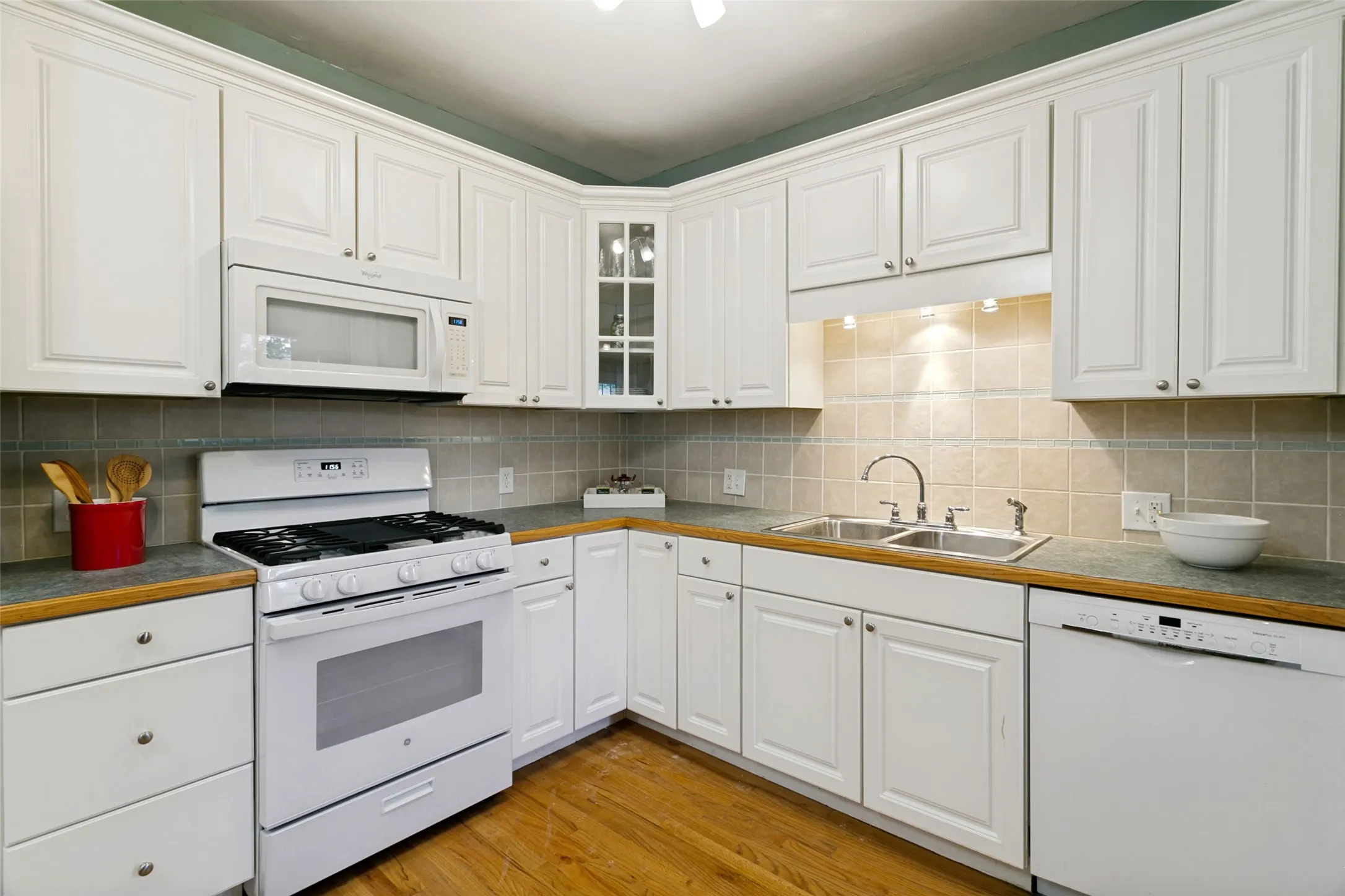 Single Family Residence For Sale in Tarrant County , 1716 Thomas Place, Fort Worth, Texas 76107, 2 Bedroom, 1 Bathroom, 2 Garage spaces, 1,620 Sqft, built in 1924, mls#21326300, Real Estate Agent in Fort Worth, Homes For Sale in Tarrant county, Homes For Sale in Fort Worth, Realtor in Fort Worth Texas, Real Estate Brokerage Independent Realty Texas, Luminita Cordes Realtor