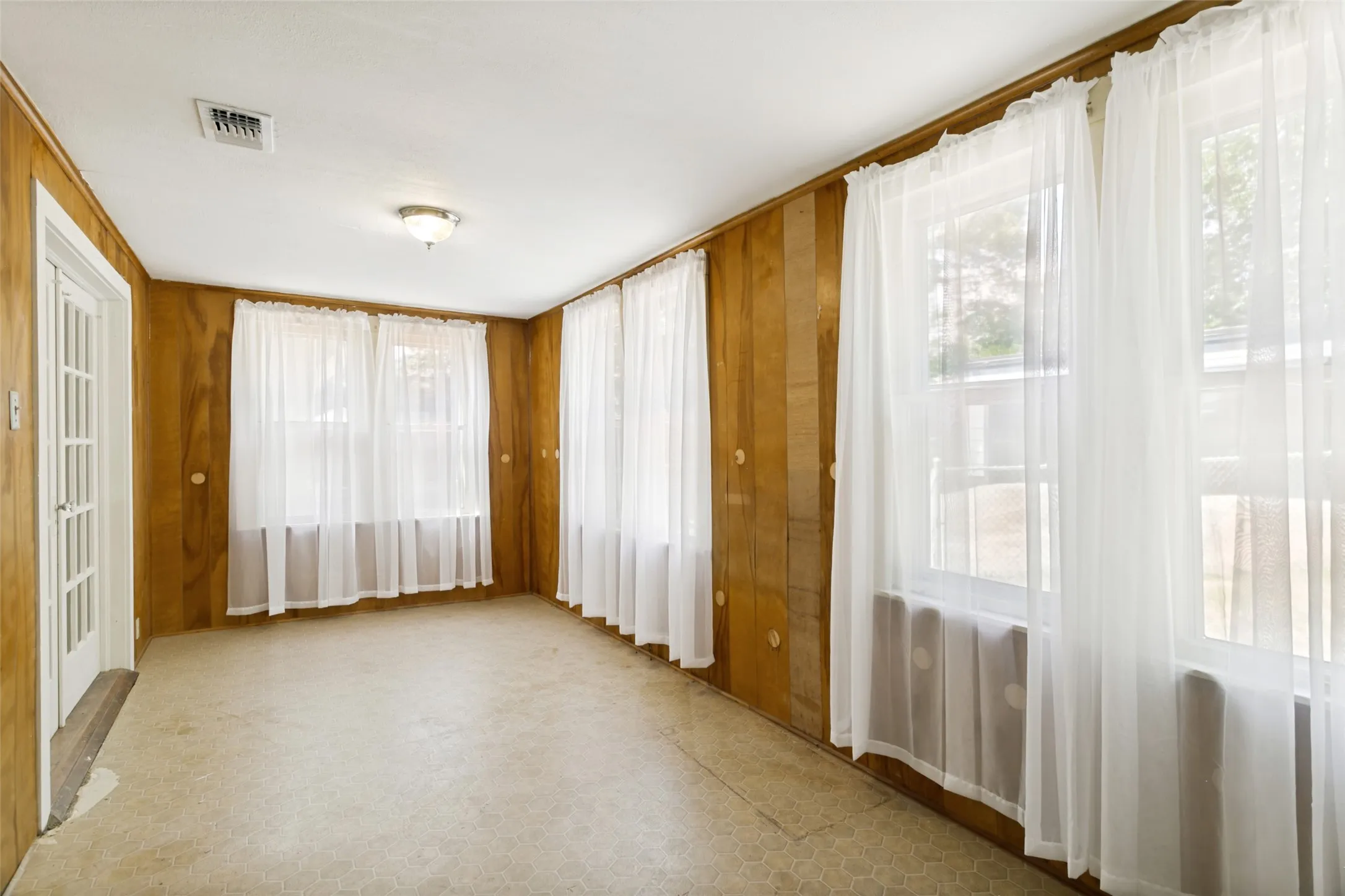 Single Family Residence For Sale in Tarrant County , 1716 Thomas Place, Fort Worth, Texas 76107, 2 Bedroom, 1 Bathroom, 2 Garage spaces, 1,620 Sqft, built in 1924, mls#21326300, Real Estate Agent in Fort Worth, Homes For Sale in Tarrant county, Homes For Sale in Fort Worth, Realtor in Fort Worth Texas, Real Estate Brokerage Independent Realty Texas, Luminita Cordes Realtor