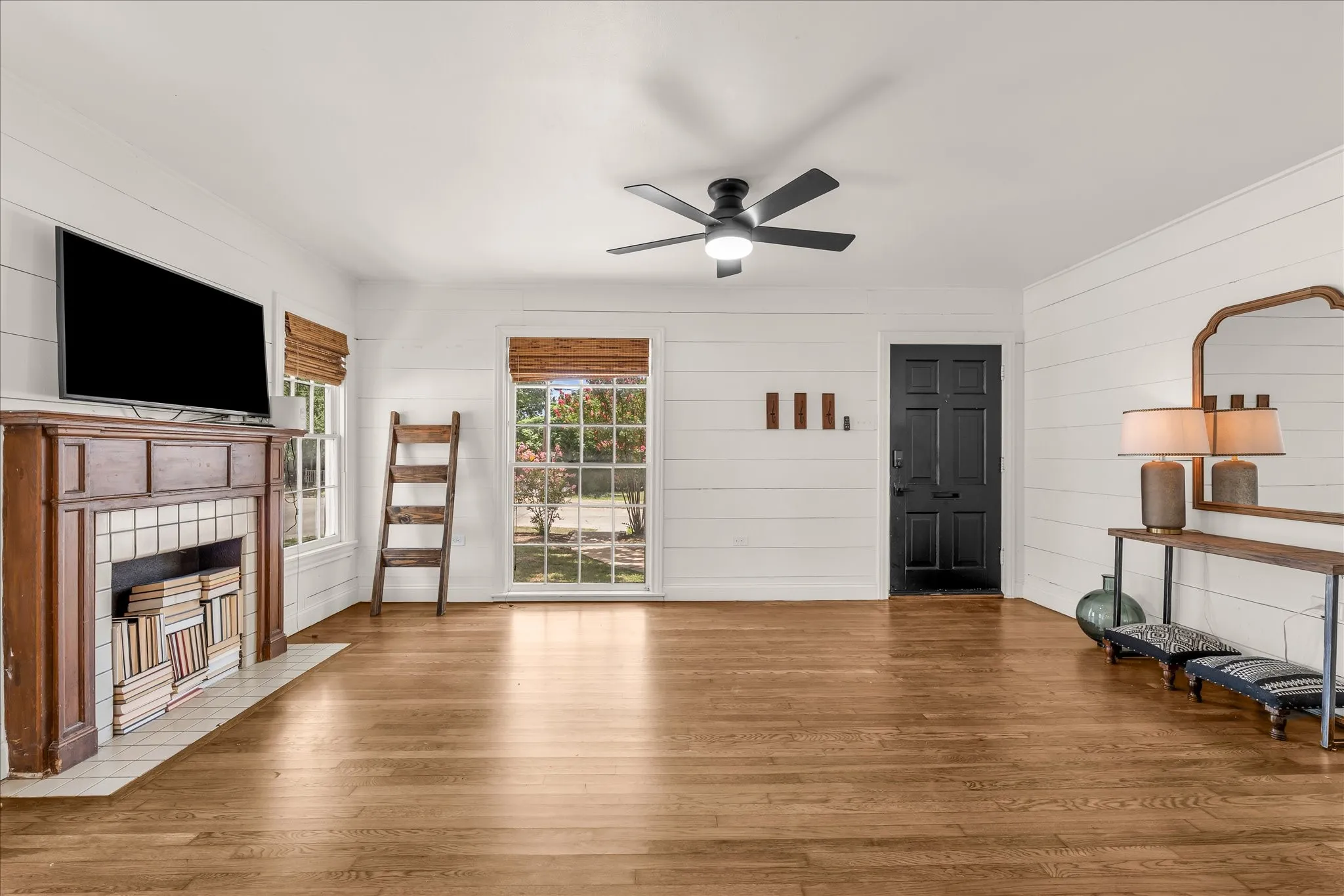 Single Family Residence For Sale in Mc Lennan County , 2601 Columbus Avenue, Waco, Texas 76710, 2 Bedroom, 1 Bathroom, Garage spaces, 1,070 Sqft, built in 1940, mls#21324890, Real Estate Agent in Waco, Homes For Sale in Mc Lennan county, Homes For Sale in Waco, Realtor in Waco Texas, Real Estate Brokerage Independent Realty Texas, Luminita Cordes Realtor