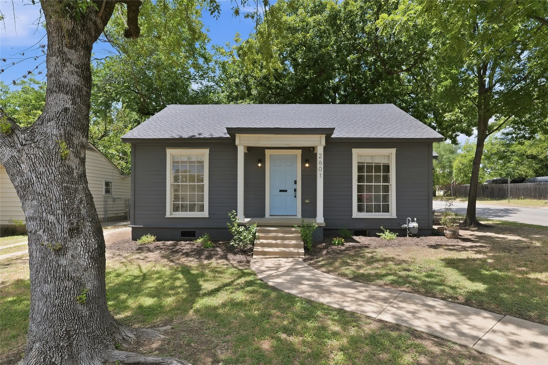 Single Family Residence For Sale in Mc Lennan County , 2601 Columbus Avenue, Waco, Texas 76710, 2 Bedroom, 1 Bathroom, Garage spaces, 1,070 Sqft, built in 1940, mls#21324890, Real Estate Agent in Waco, Homes For Sale in Mc Lennan county, Homes For Sale in Waco, Realtor in Waco Texas, Real Estate Brokerage Independent Realty Texas, Luminita Cordes Realtor
