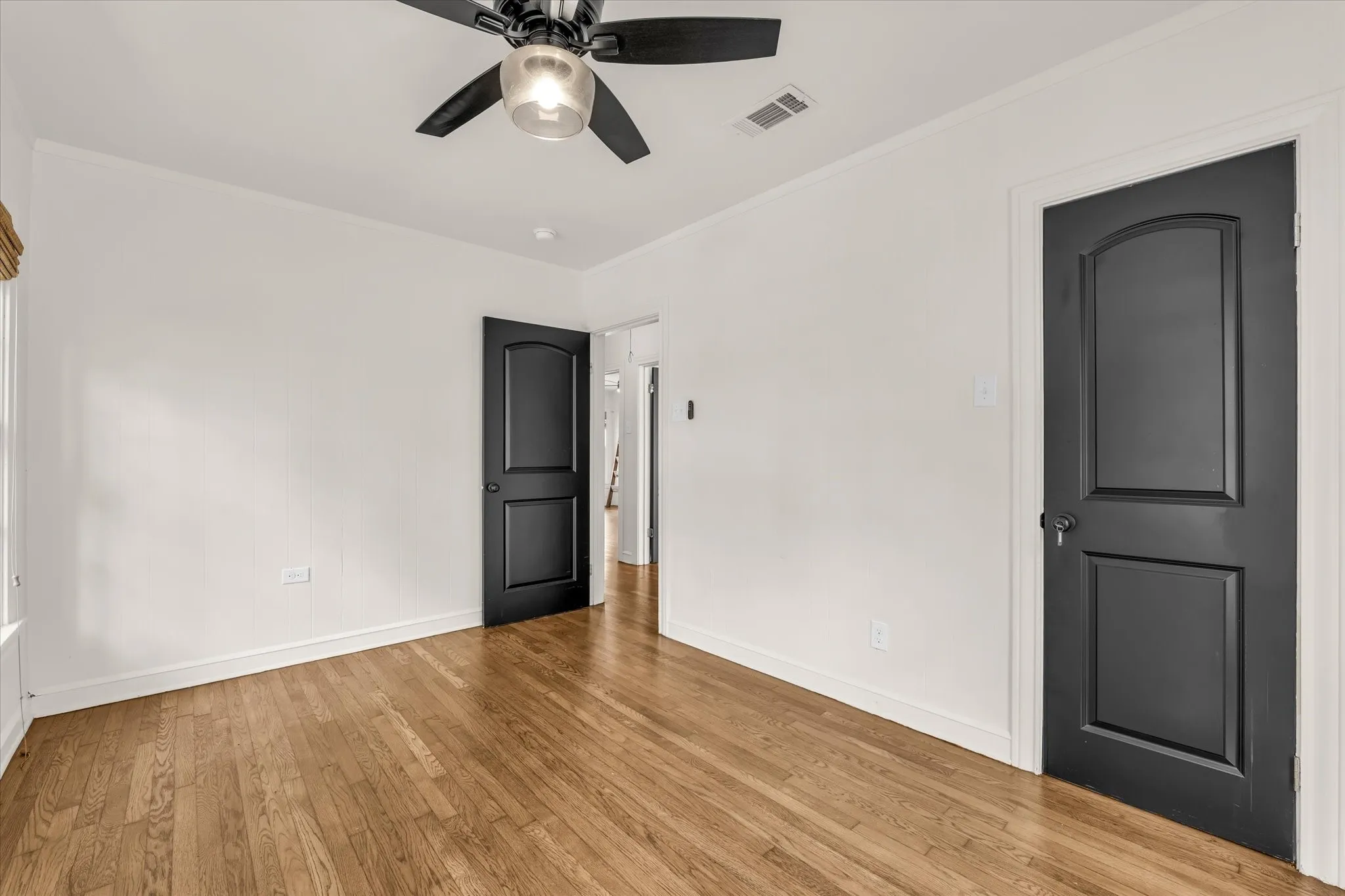 Single Family Residence For Sale in Mc Lennan County , 2601 Columbus Avenue, Waco, Texas 76710, 2 Bedroom, 1 Bathroom, Garage spaces, 1,070 Sqft, built in 1940, mls#21324890, Real Estate Agent in Waco, Homes For Sale in Mc Lennan county, Homes For Sale in Waco, Realtor in Waco Texas, Real Estate Brokerage Independent Realty Texas, Luminita Cordes Realtor