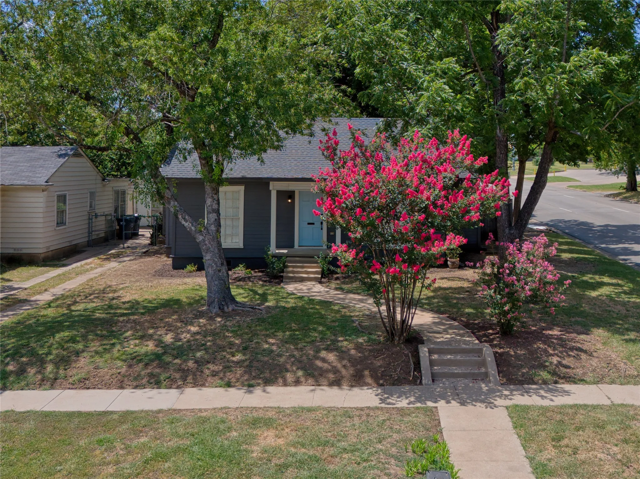 Single Family Residence For Sale in Mc Lennan County , 2601 Columbus Avenue, Waco, Texas 76710, 2 Bedroom, 1 Bathroom, Garage spaces, 1,070 Sqft, built in 1940, mls#21324890, Real Estate Agent in Waco, Homes For Sale in Mc Lennan county, Homes For Sale in Waco, Realtor in Waco Texas, Real Estate Brokerage Independent Realty Texas, Luminita Cordes Realtor