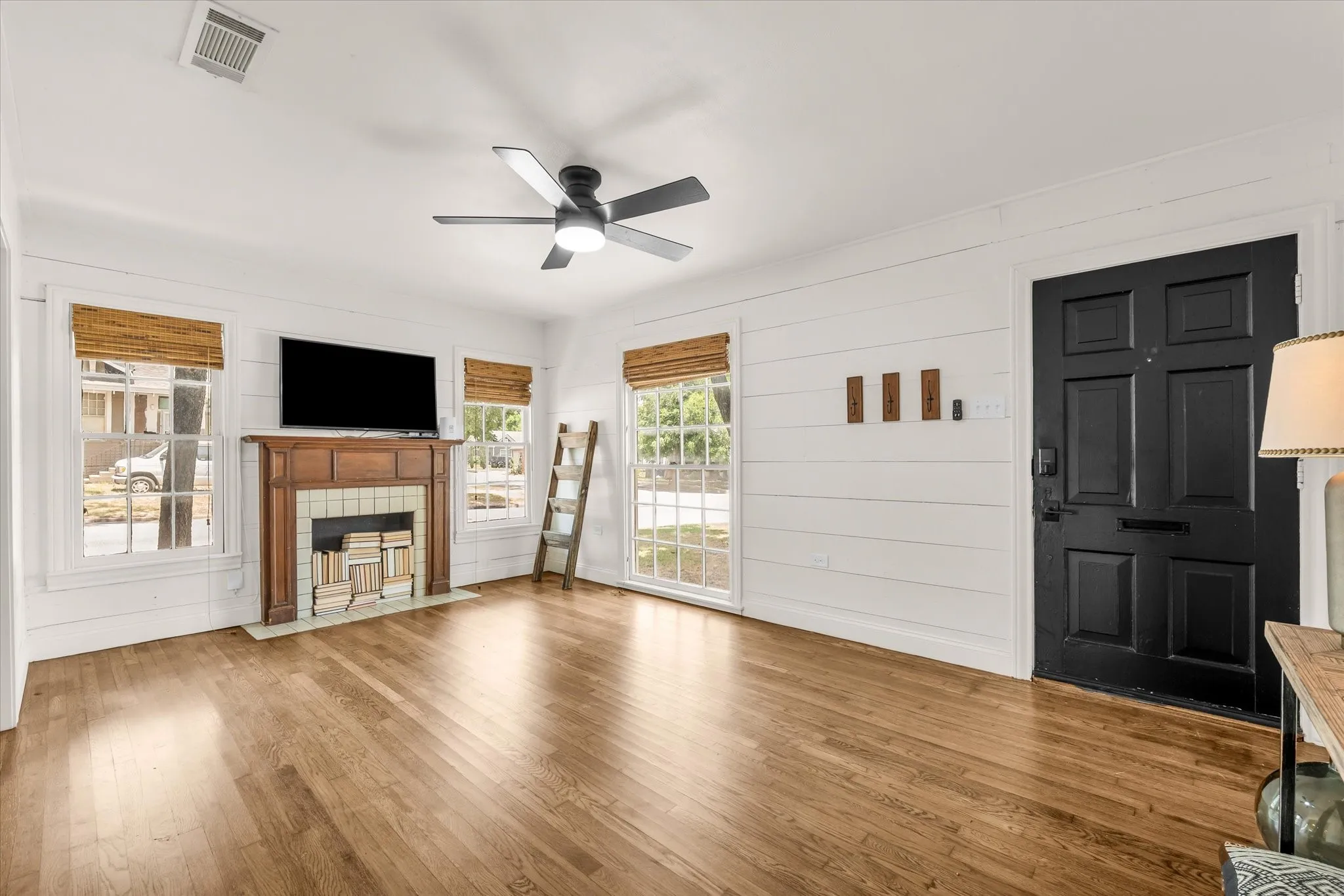 Single Family Residence For Sale in Mc Lennan County , 2601 Columbus Avenue, Waco, Texas 76710, 2 Bedroom, 1 Bathroom, Garage spaces, 1,070 Sqft, built in 1940, mls#21324890, Real Estate Agent in Waco, Homes For Sale in Mc Lennan county, Homes For Sale in Waco, Realtor in Waco Texas, Real Estate Brokerage Independent Realty Texas, Luminita Cordes Realtor