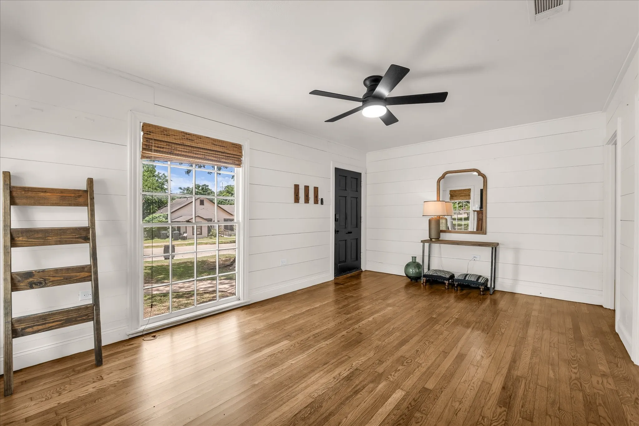 Single Family Residence For Sale in Mc Lennan County , 2601 Columbus Avenue, Waco, Texas 76710, 2 Bedroom, 1 Bathroom, Garage spaces, 1,070 Sqft, built in 1940, mls#21324890, Real Estate Agent in Waco, Homes For Sale in Mc Lennan county, Homes For Sale in Waco, Realtor in Waco Texas, Real Estate Brokerage Independent Realty Texas, Luminita Cordes Realtor