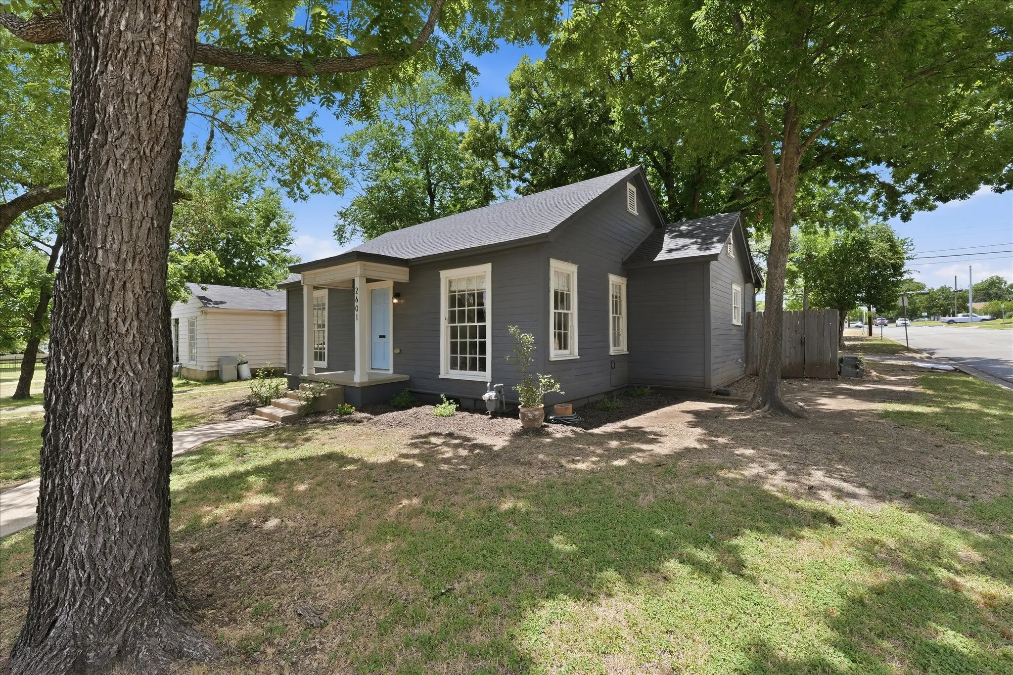 Single Family Residence For Sale in Mc Lennan County , 2601 Columbus Avenue, Waco, Texas 76710, 2 Bedroom, 1 Bathroom, Garage spaces, 1,070 Sqft, built in 1940, mls#21324890, Real Estate Agent in Waco, Homes For Sale in Mc Lennan county, Homes For Sale in Waco, Realtor in Waco Texas, Real Estate Brokerage Independent Realty Texas, Luminita Cordes Realtor