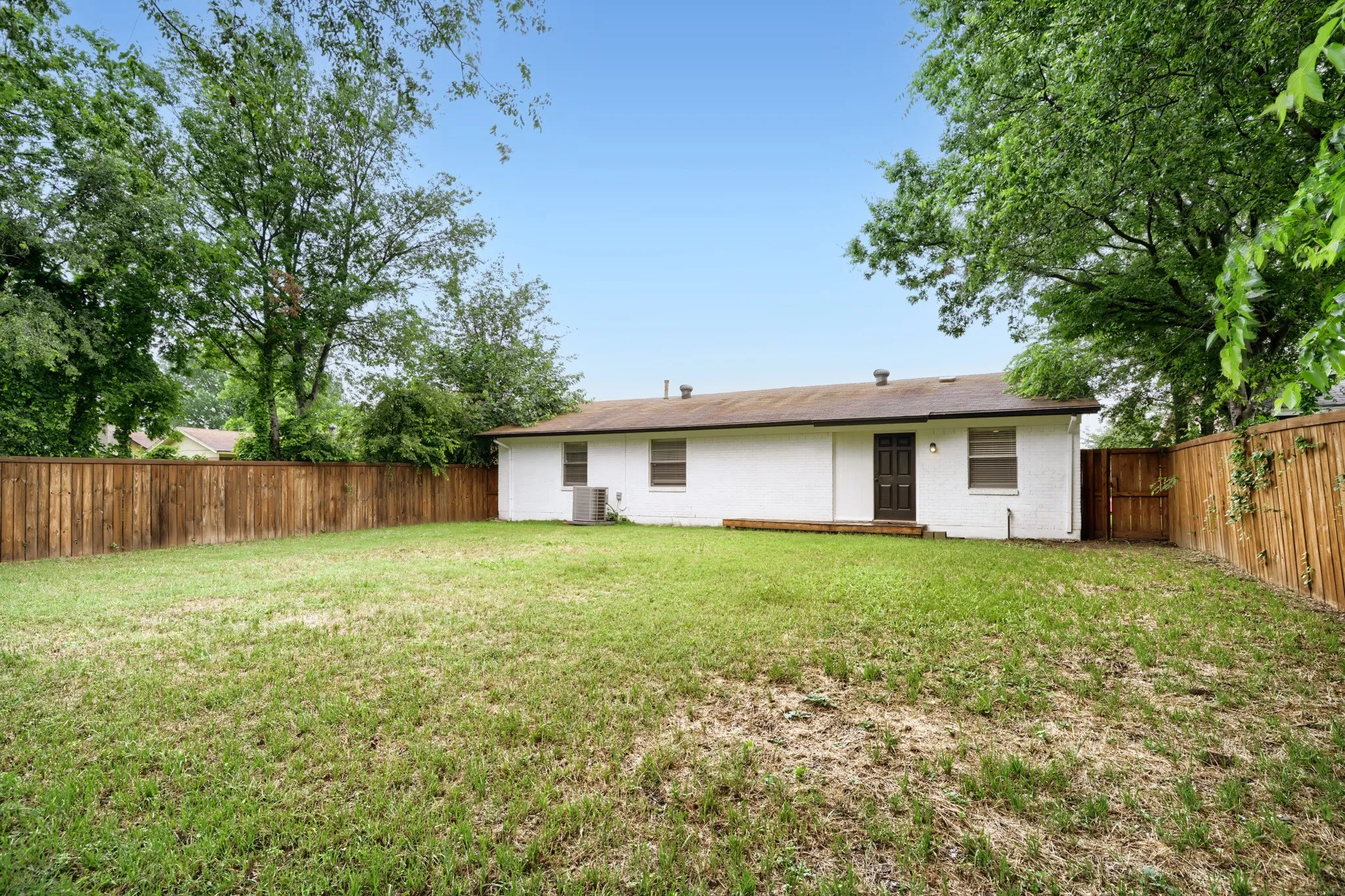 Spacious backyard and privacy at your fingertips!
