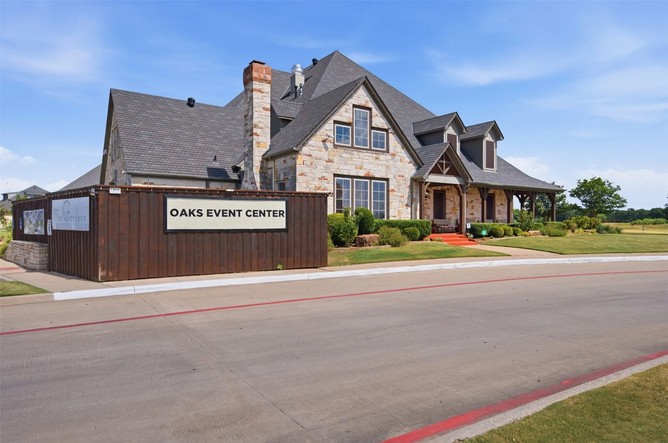 Single Family Residence For Sale in Tarrant County , 869 Thomas Crossing Drive, Fort Worth, Texas 76028, 4 Bedroom, 3 Bathroom, 3 Garage spaces, 3,378 Sqft, built in 2001, mls#21325343, Real Estate Agent in Fort Worth, Homes For Sale in Tarrant county, Homes For Sale in Fort Worth, Realtor in Fort Worth Texas, Real Estate Brokerage Independent Realty Texas, Luminita Cordes Realtor