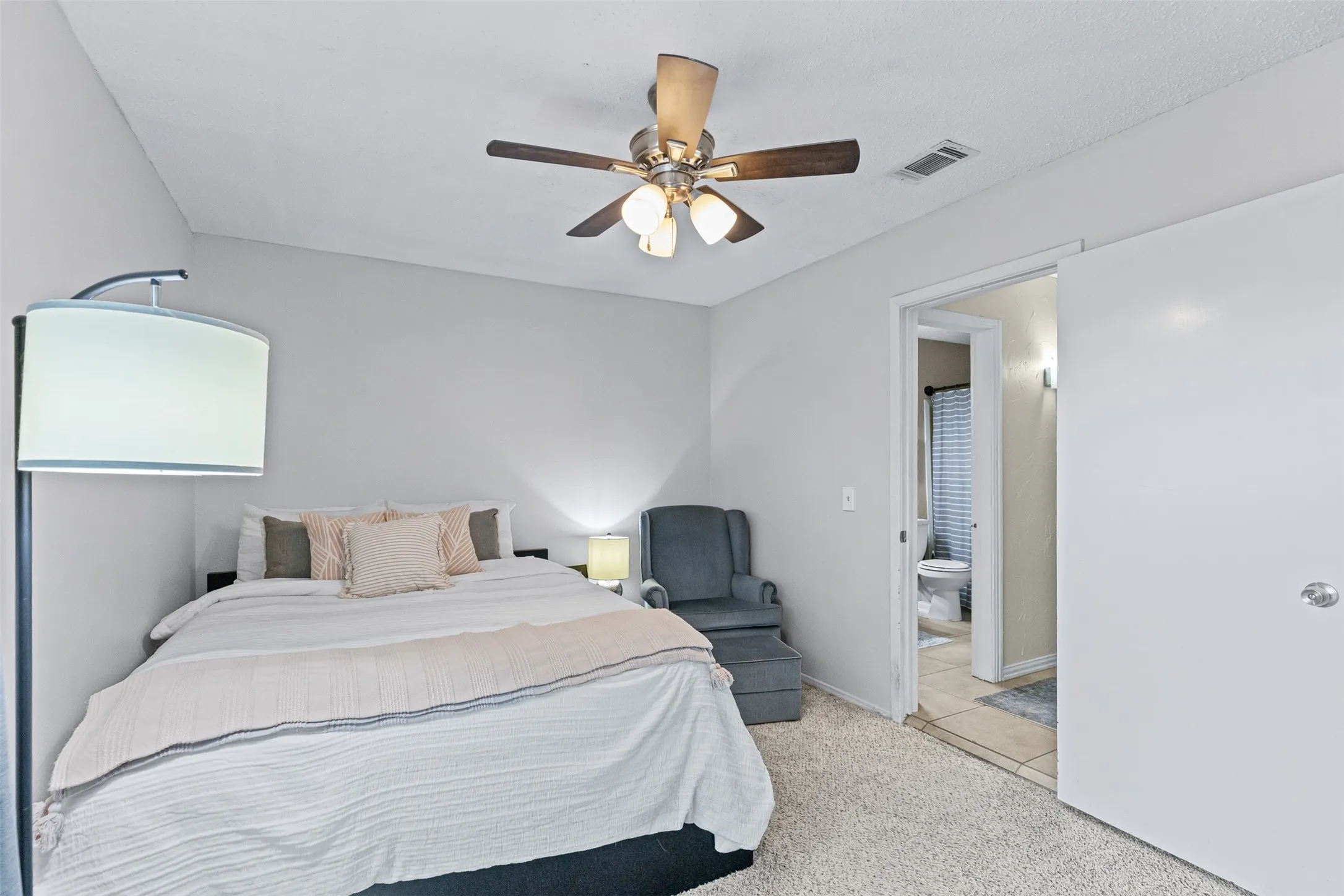 Single Family Residence For Sale in Tarrant County , 5117 Curzon Avenue, Fort Worth, Texas 76107, 3 Bedrooms, 2 Bathrooms, Garage spaces, 1,688 Sqft, built in 1976, Price $275,000, mls#21326290, Real Estate Agent in Fort Worth, Homes For Sale in Tarrant county, Homes For Sale in Fort Worth, Realtor in Fort Worth Texas, Real Estate Brokerage Independent Realty Texas, Luminita Cordes Realtor
