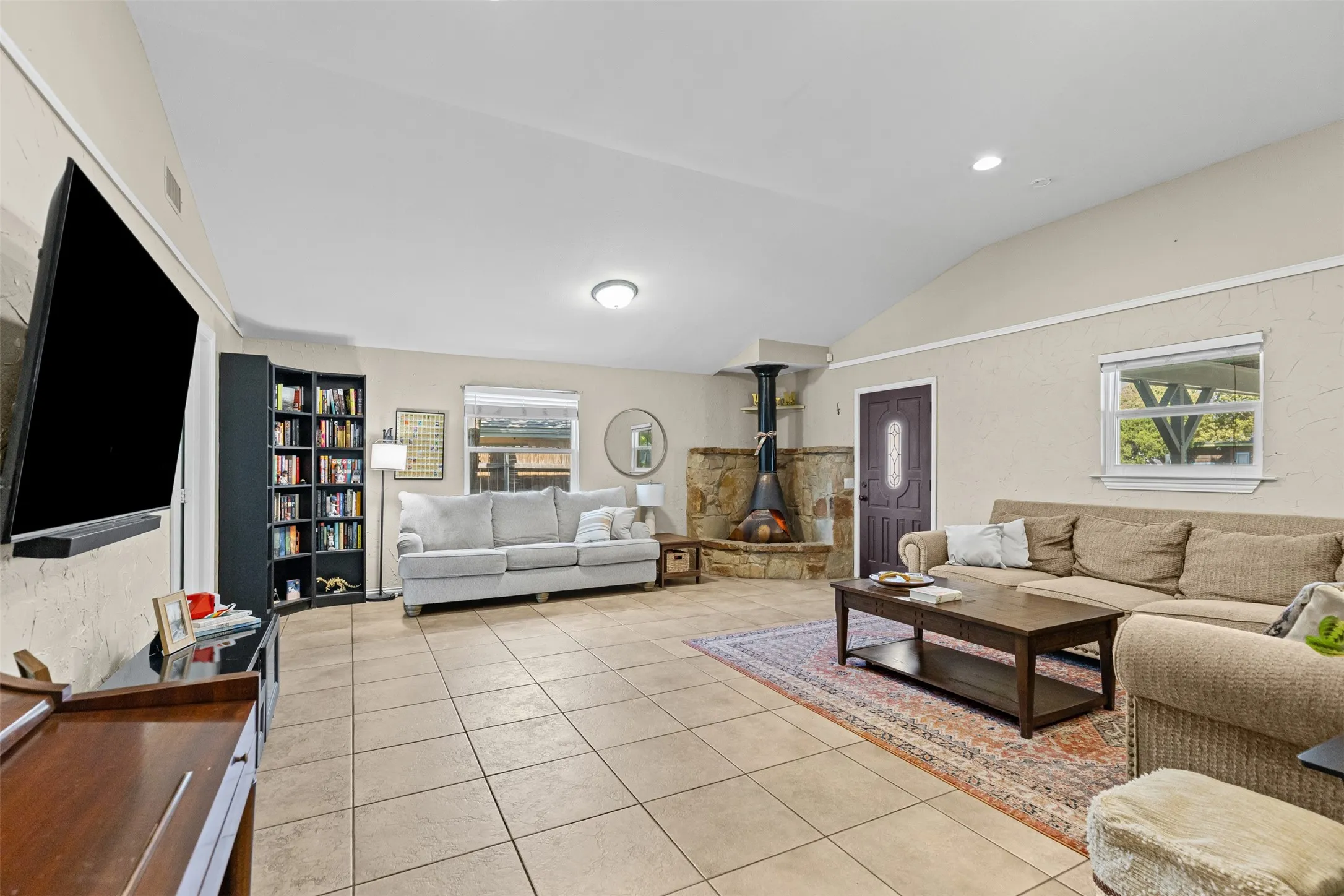 Single Family Residence For Sale in Tarrant County , 5117 Curzon Avenue, Fort Worth, Texas 76107, 3 Bedrooms, 2 Bathrooms, Garage spaces, 1,688 Sqft, built in 1976, Price $275,000, mls#21326290, Real Estate Agent in Fort Worth, Homes For Sale in Tarrant county, Homes For Sale in Fort Worth, Realtor in Fort Worth Texas, Real Estate Brokerage Independent Realty Texas, Luminita Cordes Realtor