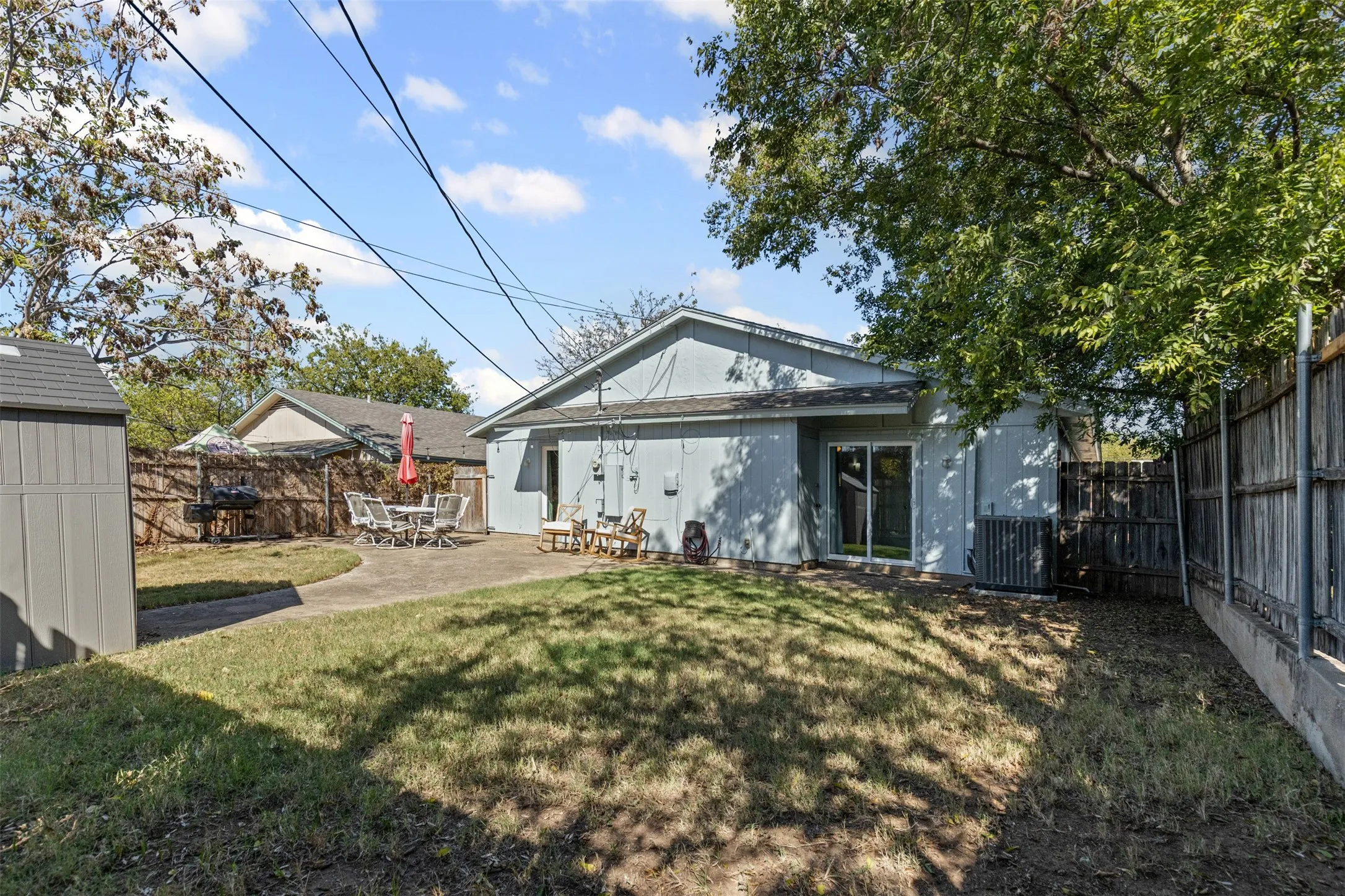 Single Family Residence For Sale in Tarrant County , 5117 Curzon Avenue, Fort Worth, Texas 76107, 3 Bedrooms, 2 Bathrooms, Garage spaces, 1,688 Sqft, built in 1976, Price $275,000, mls#21326290, Real Estate Agent in Fort Worth, Homes For Sale in Tarrant county, Homes For Sale in Fort Worth, Realtor in Fort Worth Texas, Real Estate Brokerage Independent Realty Texas, Luminita Cordes Realtor