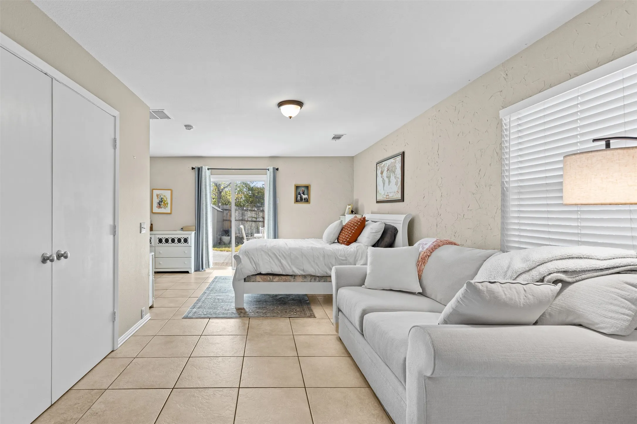 Single Family Residence For Sale in Tarrant County , 5117 Curzon Avenue, Fort Worth, Texas 76107, 3 Bedrooms, 2 Bathrooms, Garage spaces, 1,688 Sqft, built in 1976, Price $275,000, mls#21326290, Real Estate Agent in Fort Worth, Homes For Sale in Tarrant county, Homes For Sale in Fort Worth, Realtor in Fort Worth Texas, Real Estate Brokerage Independent Realty Texas, Luminita Cordes Realtor