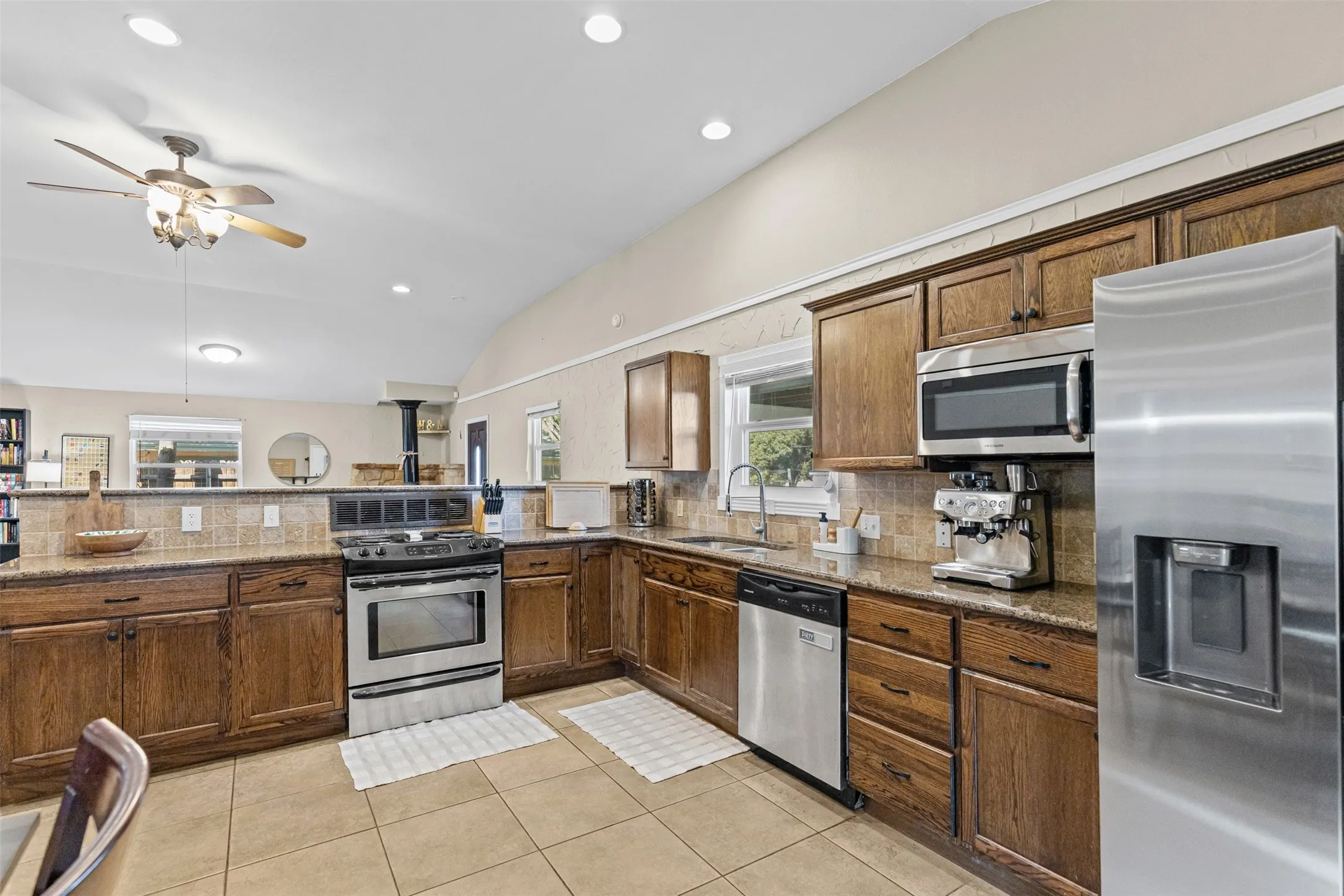 Single Family Residence For Sale in Tarrant County , 5117 Curzon Avenue, Fort Worth, Texas 76107, 3 Bedrooms, 2 Bathrooms, Garage spaces, 1,688 Sqft, built in 1976, Price $275,000, mls#21326290, Real Estate Agent in Fort Worth, Homes For Sale in Tarrant county, Homes For Sale in Fort Worth, Realtor in Fort Worth Texas, Real Estate Brokerage Independent Realty Texas, Luminita Cordes Realtor